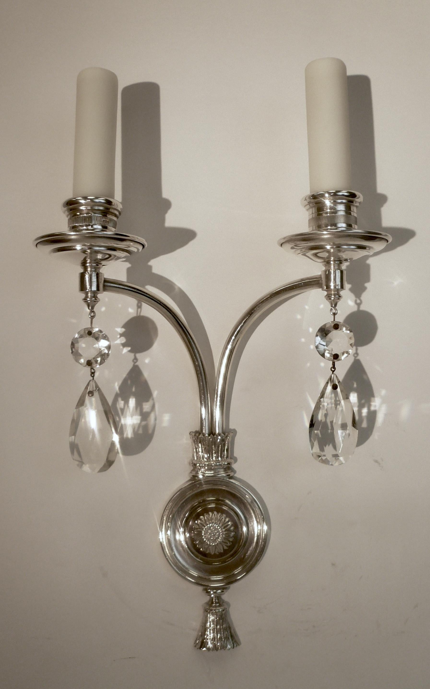 Queste belle apparizioni sono caratterizzate da rosette, foglie d'acanto e nappe in fusione.
terminali.