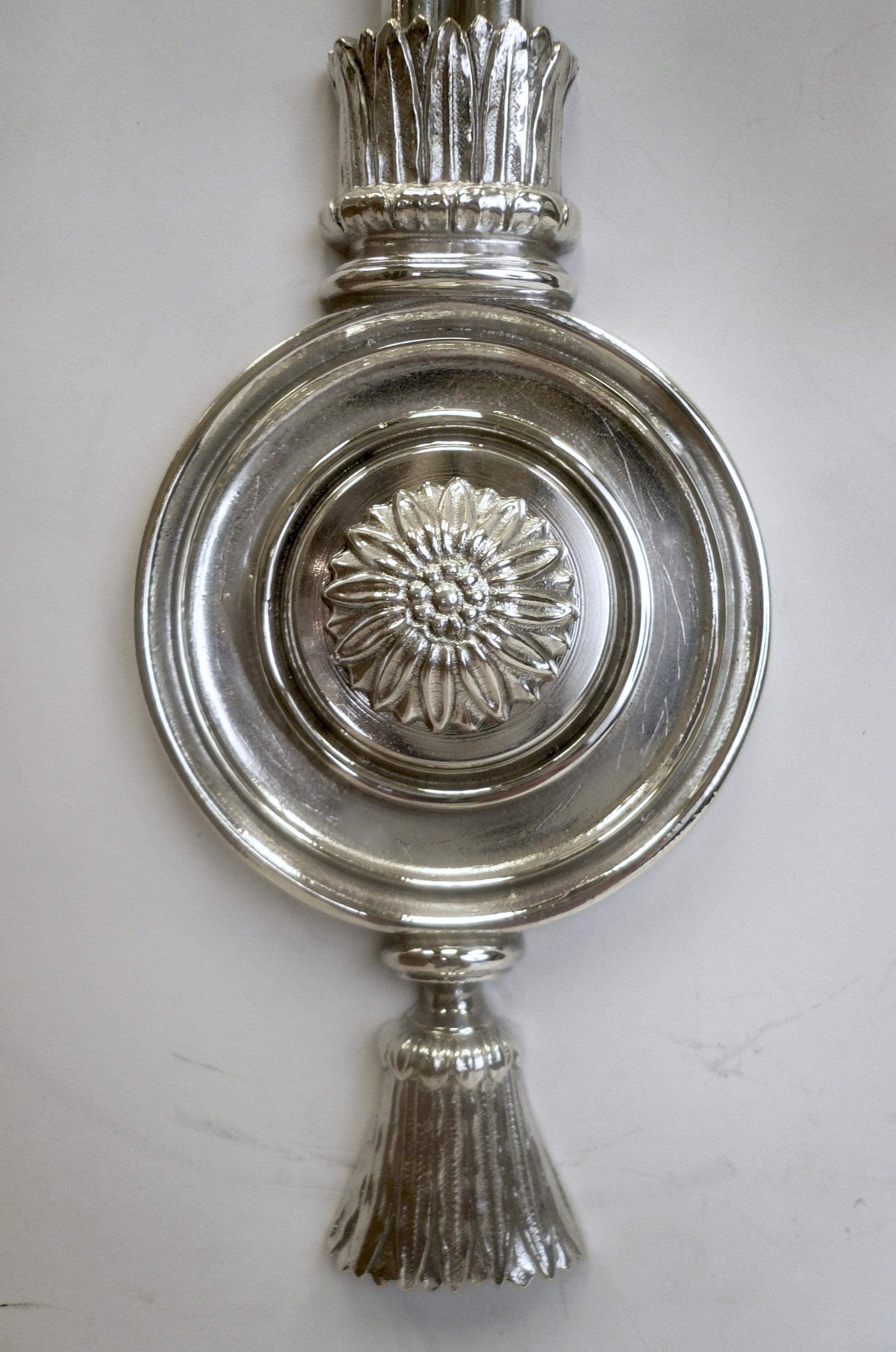 Coppia E. F. A Caldwell, bronzo placcato in argento, due lampade a luce fissa in vendita 1