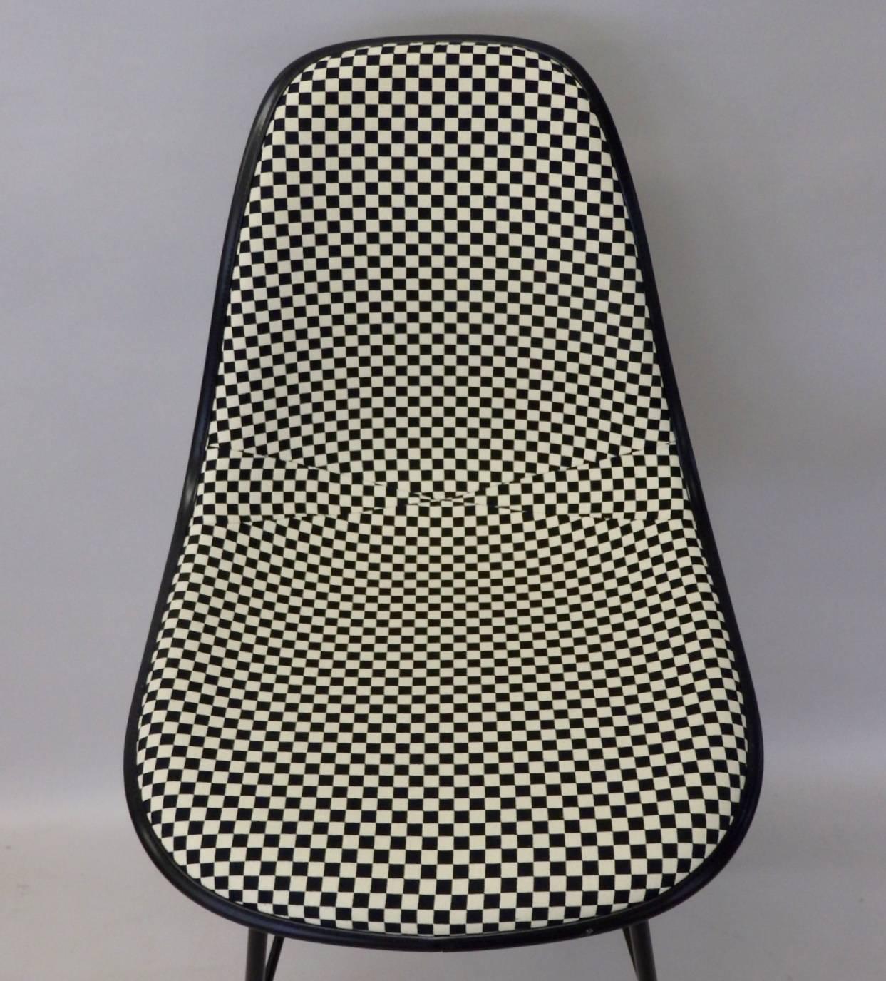 Four Eames Herman Miller Bar Stools with Girard black white Checkerboard Fabric In Excellent Condition In Ferndale, MI
