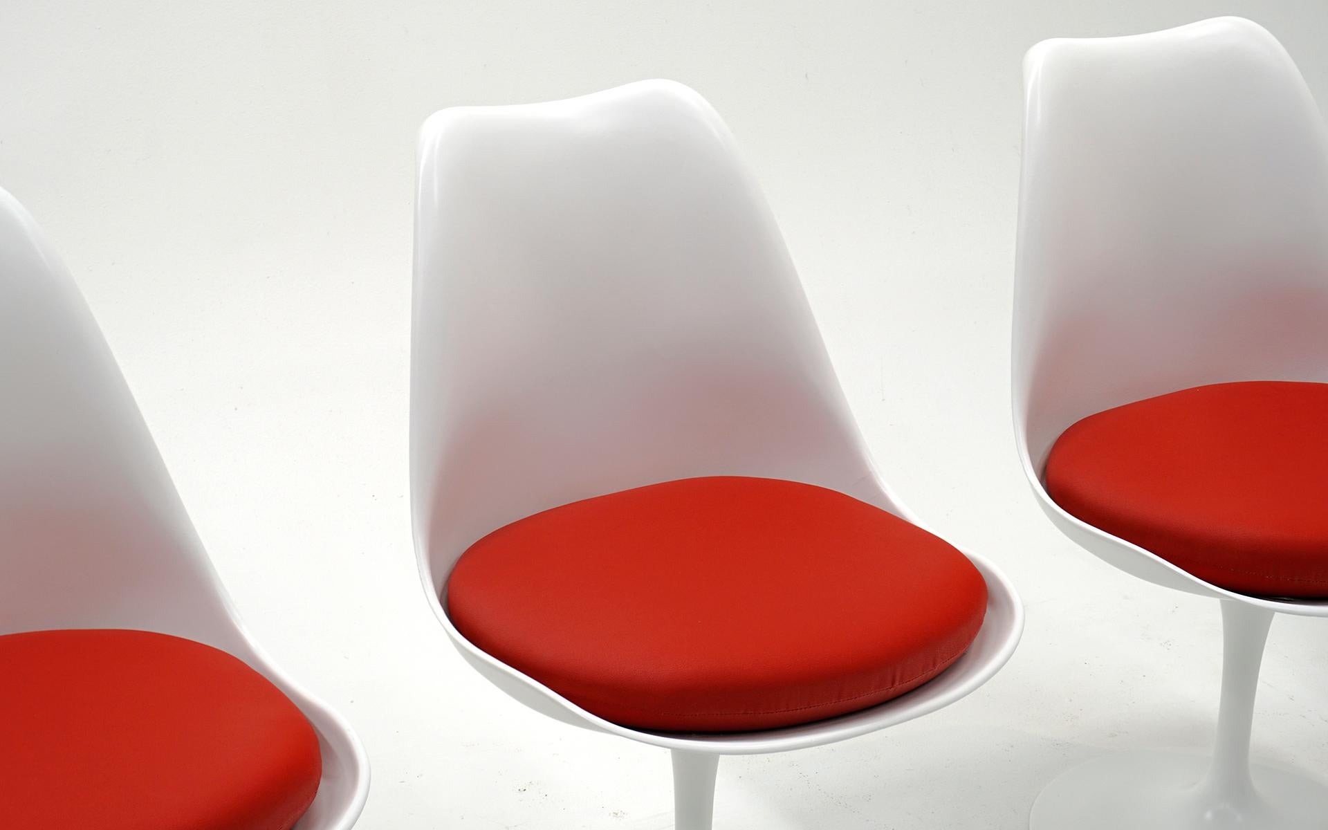 Four Eero Saarinen for Knoll Tulip Swivel Dining Chairs, White, Red, Excellent In Excellent Condition In Kansas City, MO