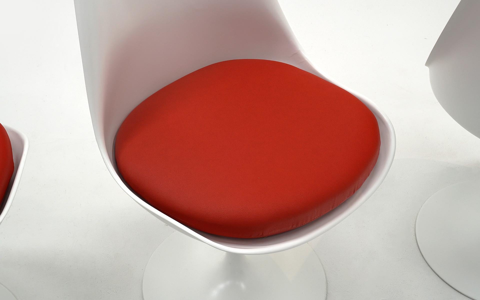 Mid-20th Century Four Eero Saarinen for Knoll Tulip Swivel Dining Chairs, White, Red, Excellent