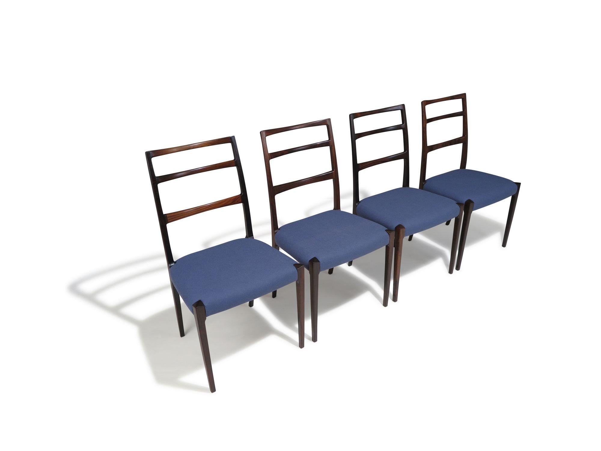 Quatre élégantes chaises de salle à manger danoises à haut dossier en bois de rose brésilien en vente 4