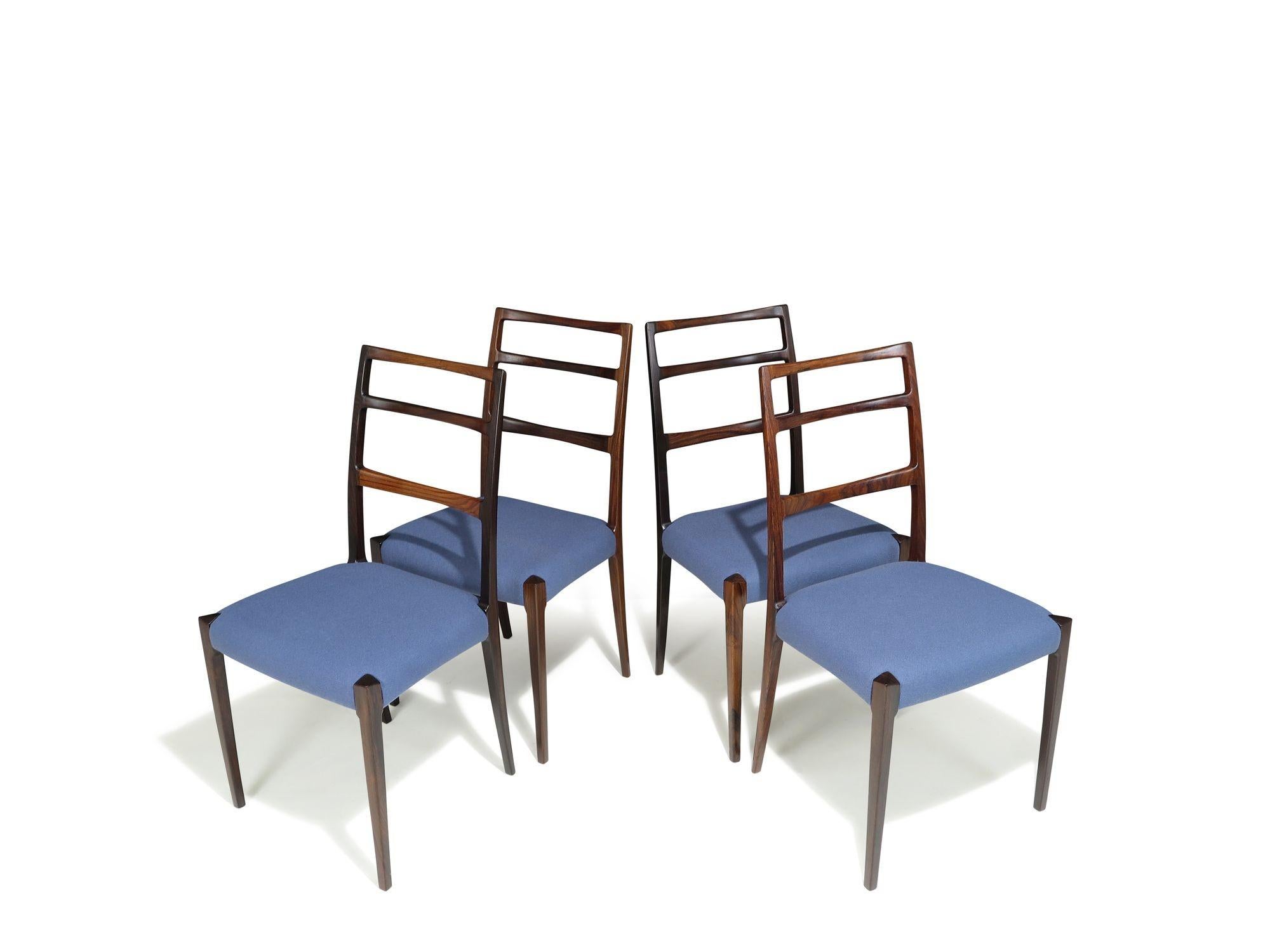 Élégantes chaises de salle à manger scandinaves à haut dossier, sculptées à la main dans du palissandre brésilien massif et finement menuisées. Légèrement restaurées, elles conservent la patine d'origine et la variation des tons du bois, et leurs