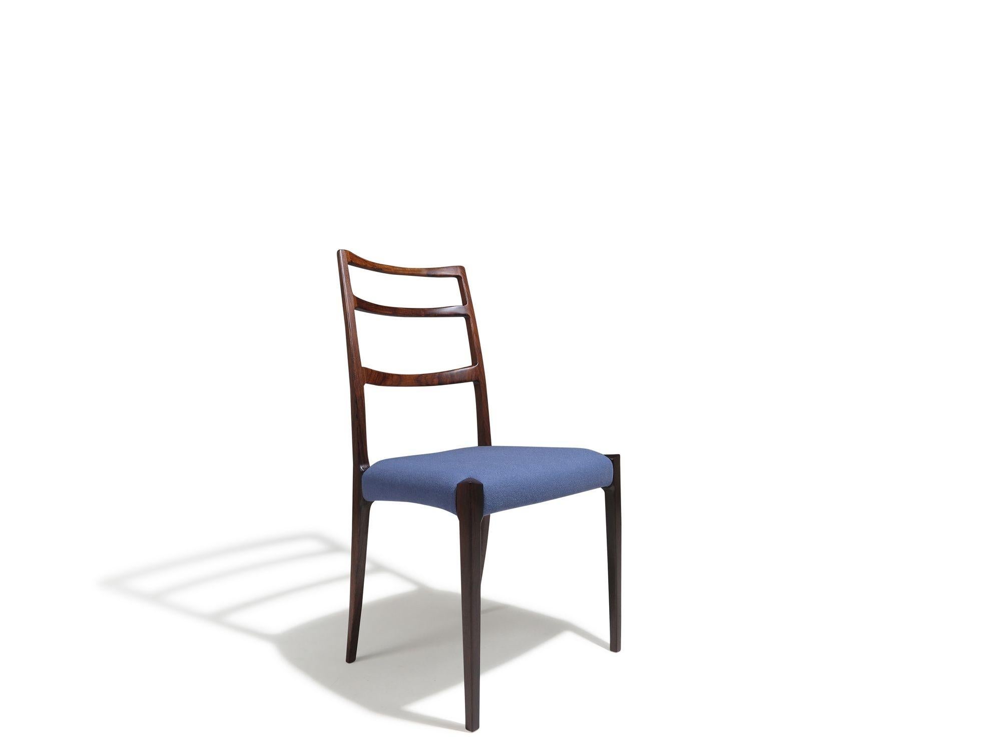 Huilé Quatre élégantes chaises de salle à manger danoises à haut dossier en bois de rose brésilien en vente