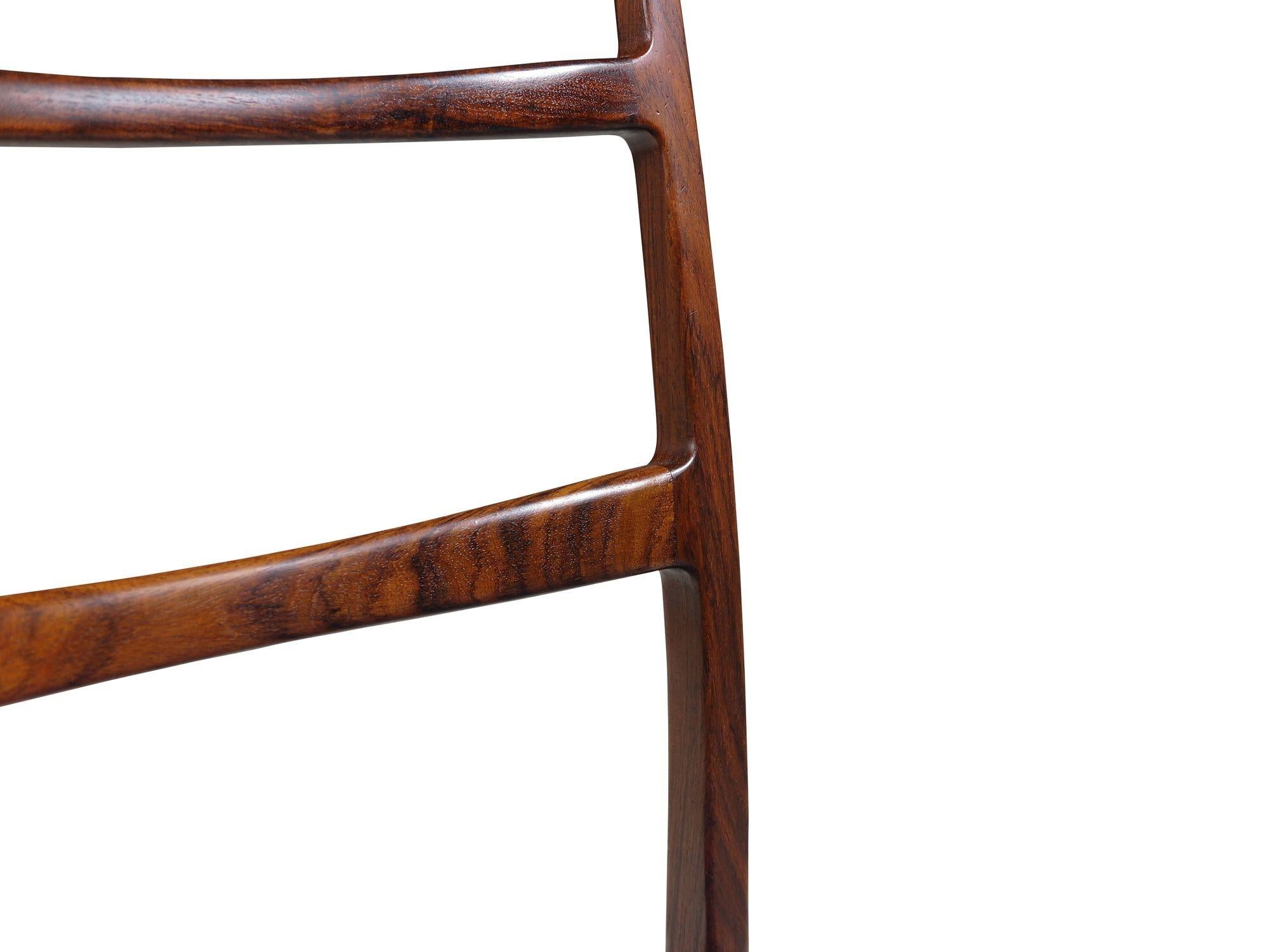 20ième siècle Quatre élégantes chaises de salle à manger danoises à haut dossier en bois de rose brésilien en vente