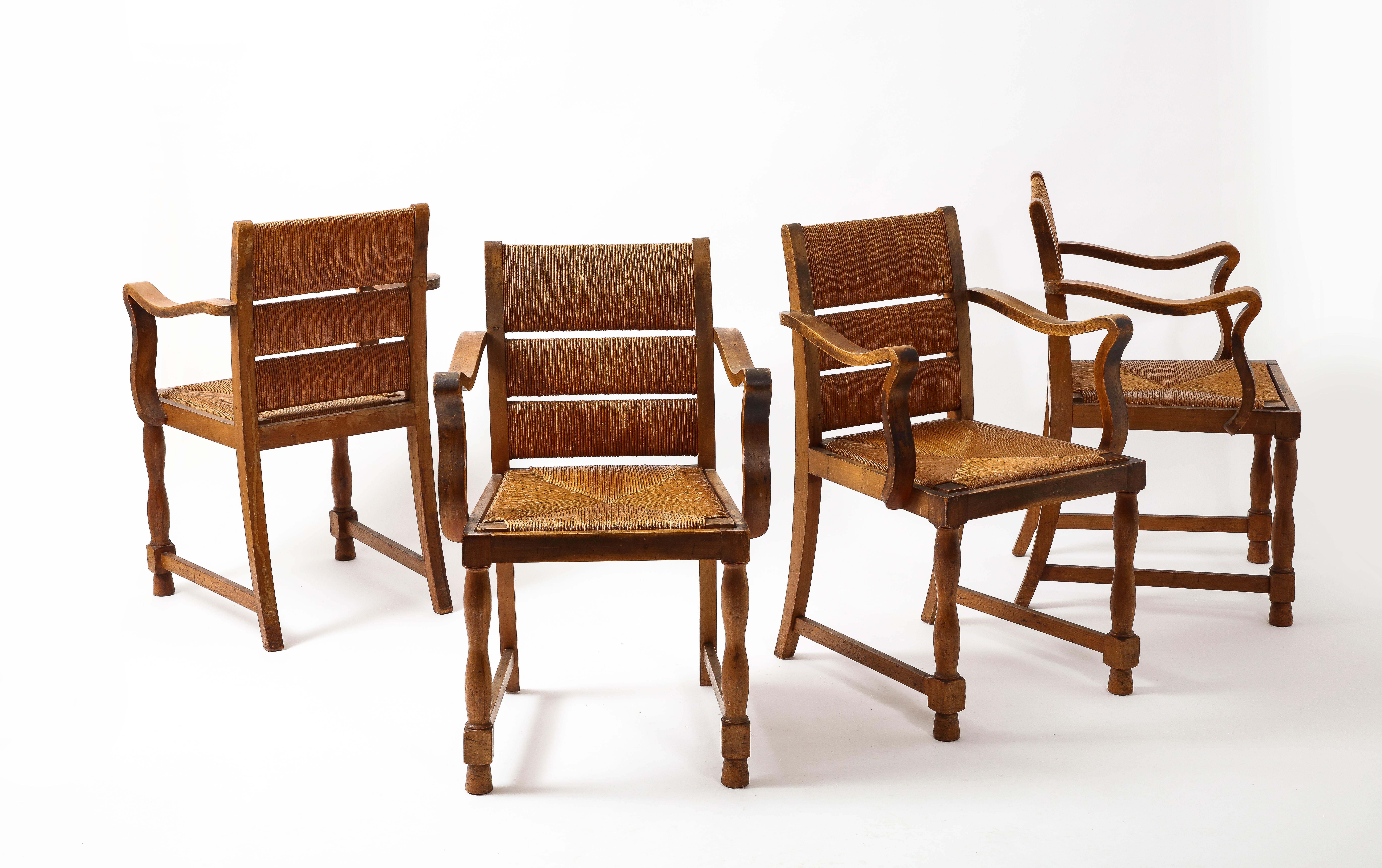 Quatre chaises en orme et jonc de Courtray, France, années 1940 5