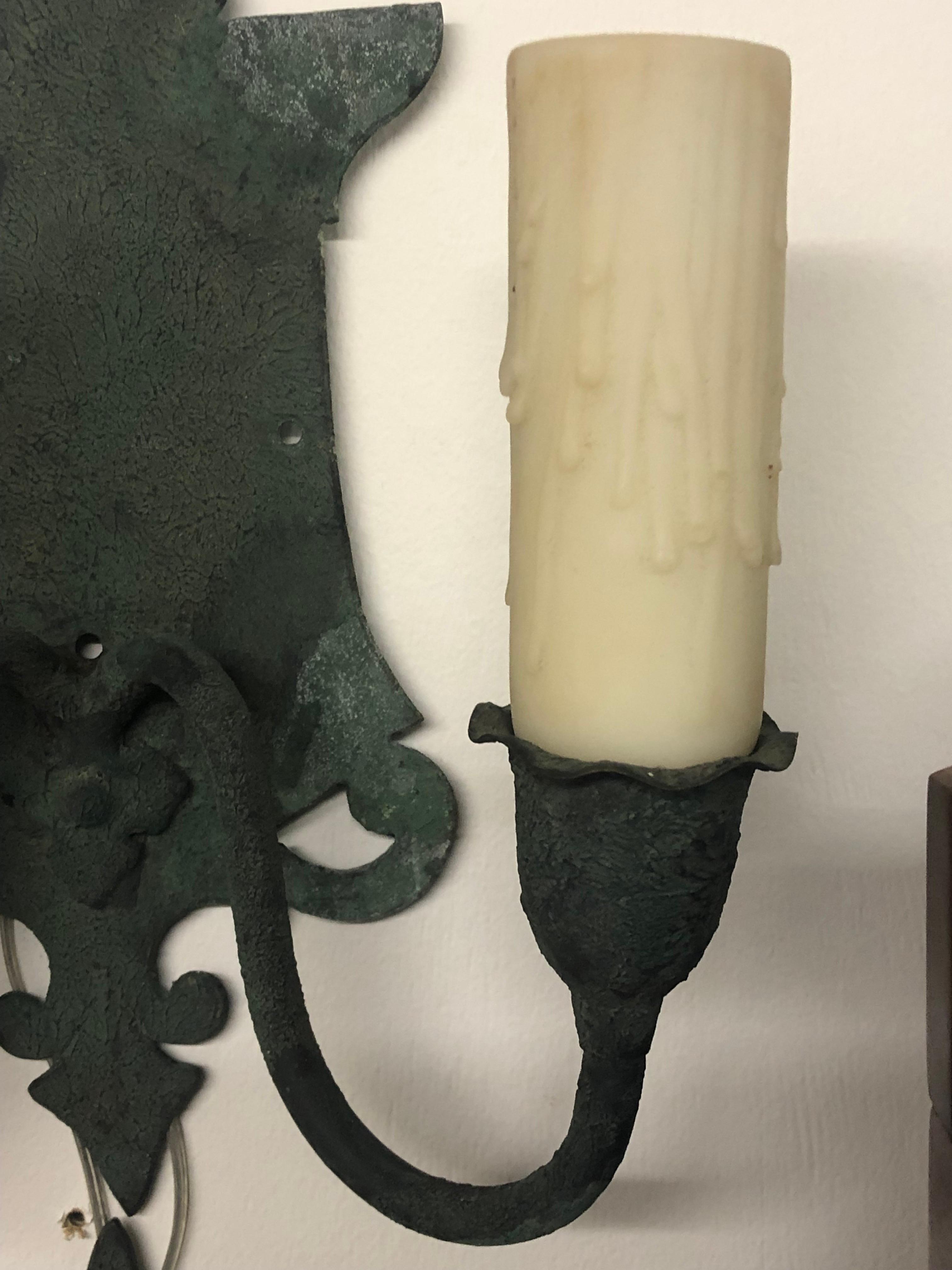 Quatre appliques anglaises Arts & Crafts Verde en laiton, début du 20ème siècle en vente 1