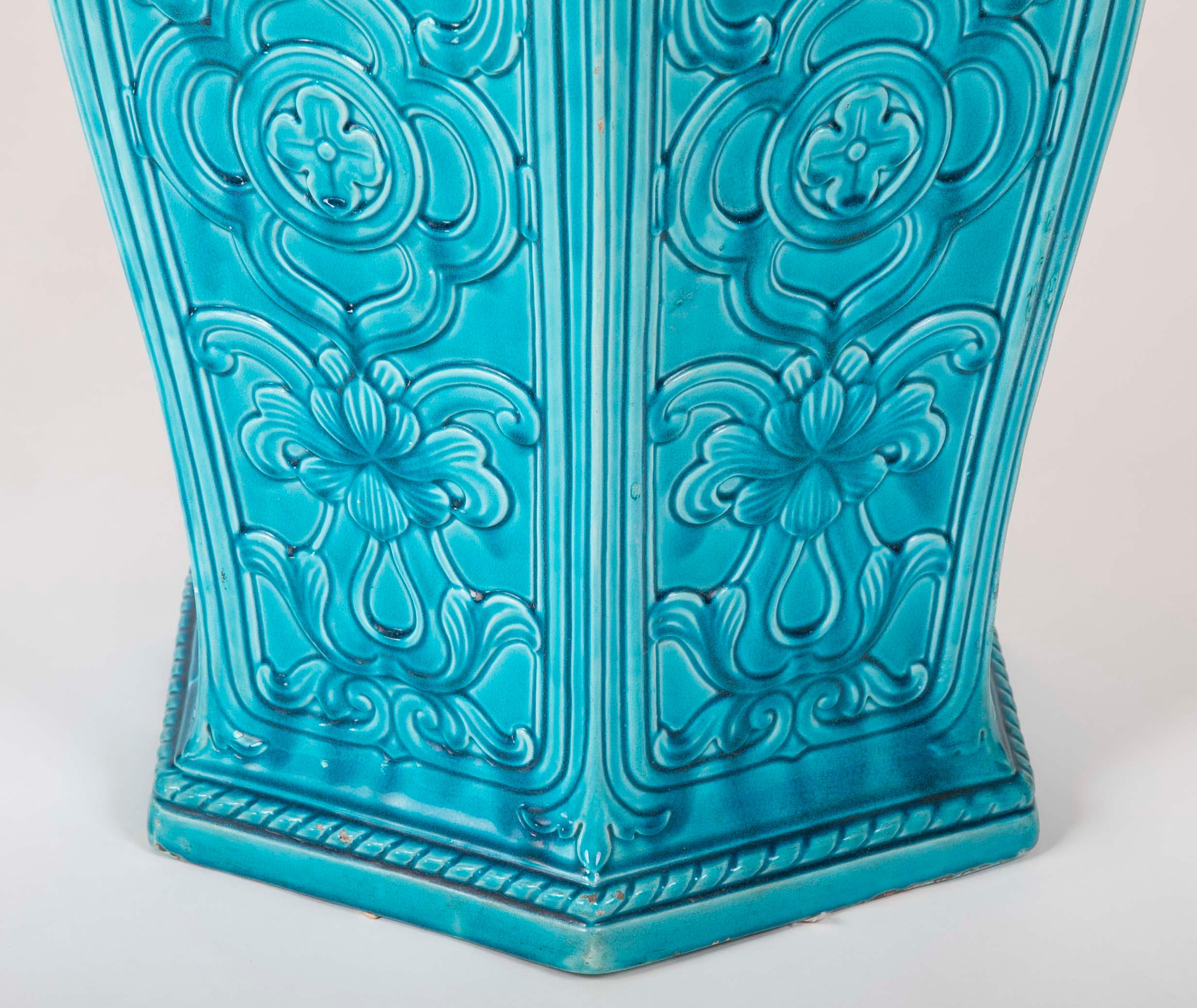 Sechseckige englische Majolika-Gartenstühle mit türkisfarbenem Grund (Keramik)