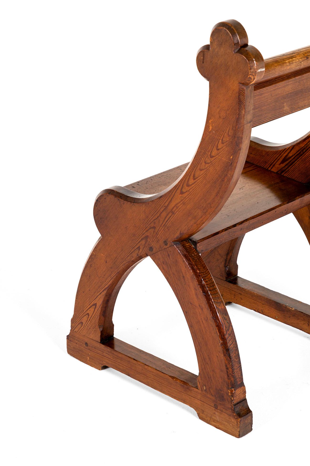 Quatre chaises d'autel en pin anglais de style néo-gothique en vente 4