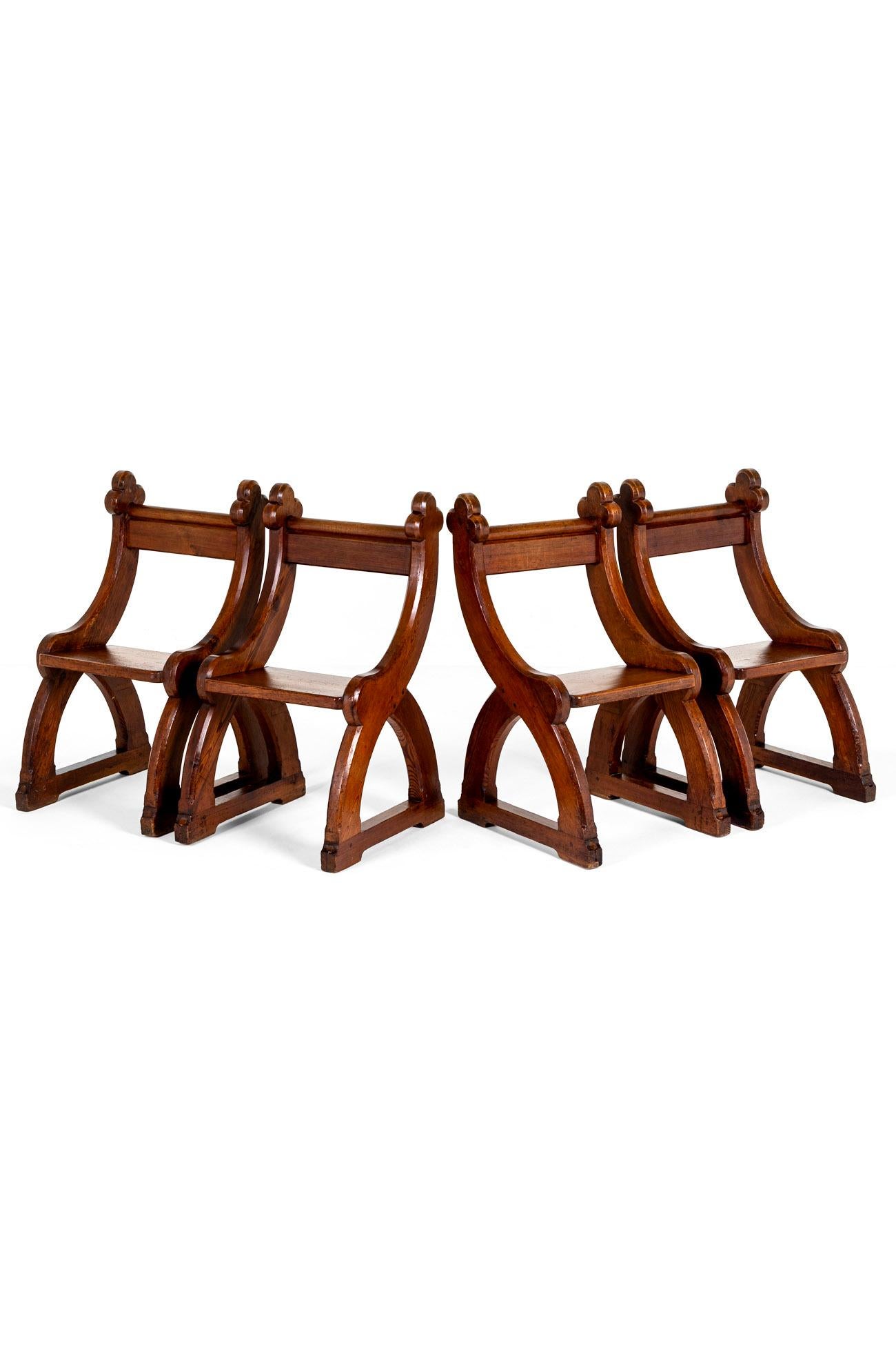 Un ensemble robuste de quatre chaises d'autel victoriennes en pin gothique.

Les chaises sont dotées d'un dossier à traverse supérieure moulée, terminé à chaque extrémité par des motifs ecclésiastiques et des supports d'extrémité larges.

L'assise