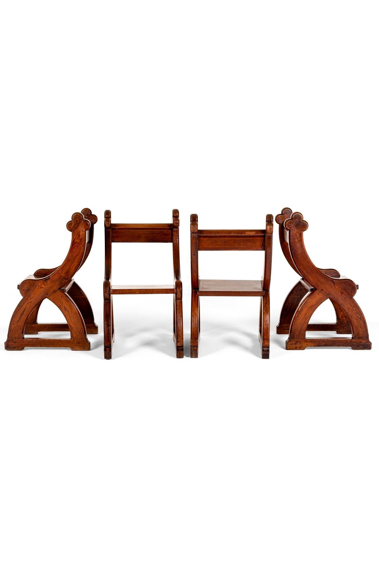 Néo-gothique Quatre chaises d'autel en pin anglais de style néo-gothique en vente