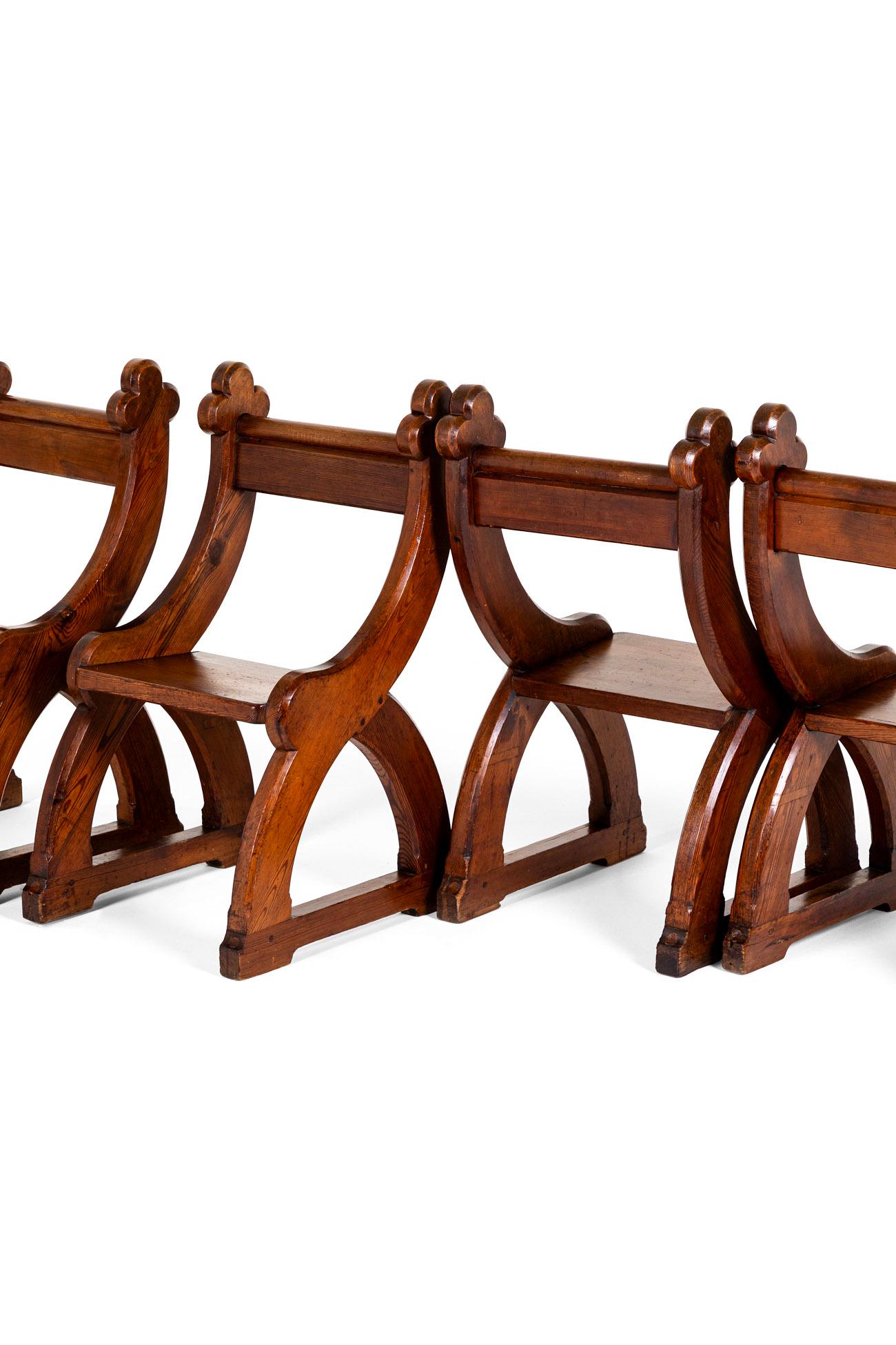 Sculpté à la main Quatre chaises d'autel en pin anglais de style néo-gothique en vente