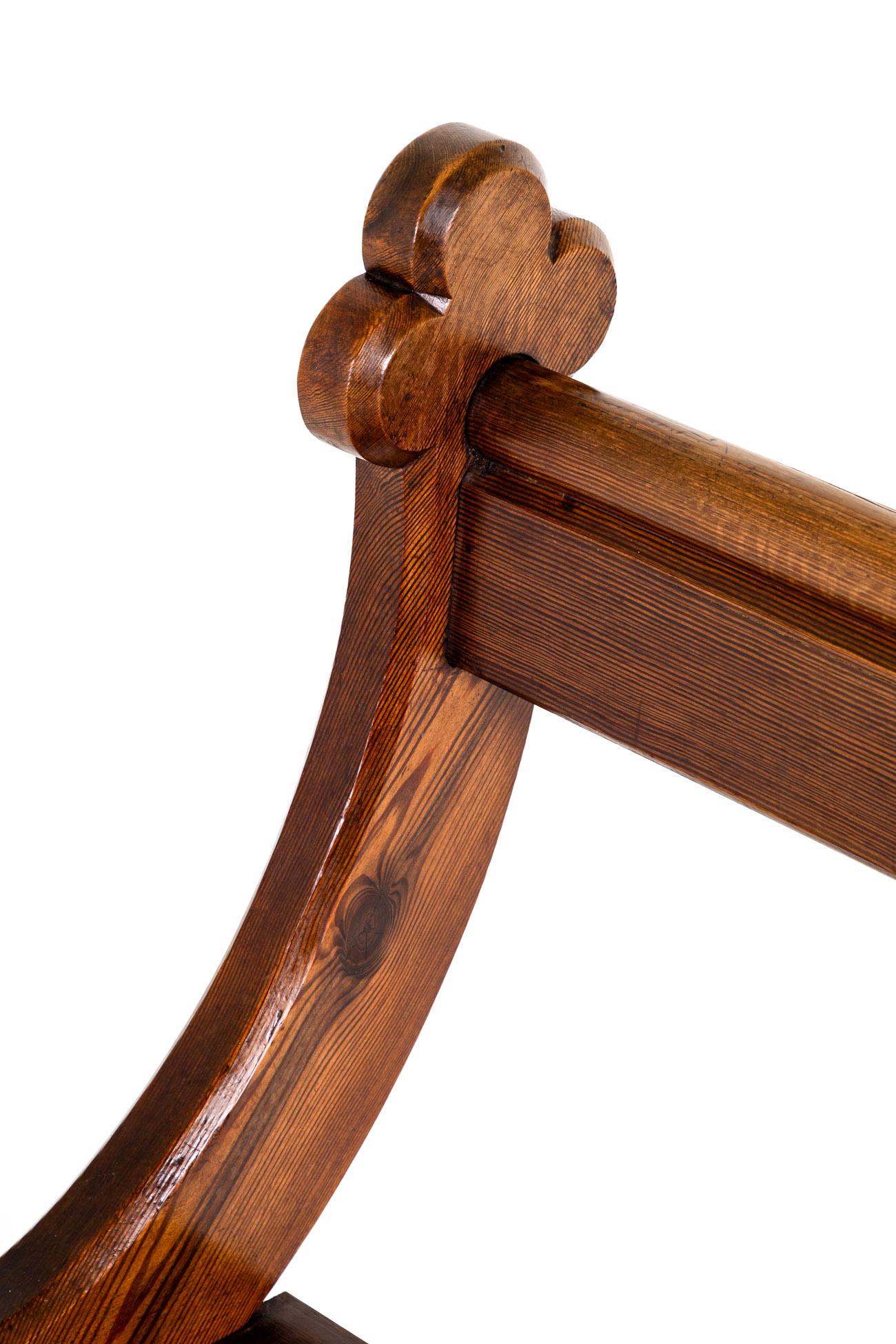 Pin Quatre chaises d'autel en pin anglais de style néo-gothique en vente