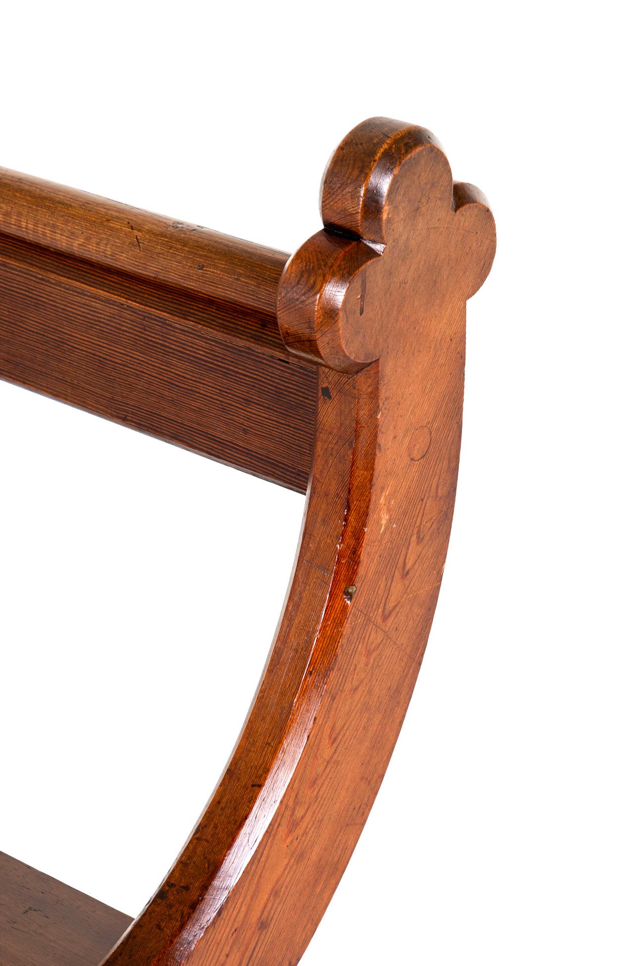 Quatre chaises d'autel en pin anglais de style néo-gothique en vente 1