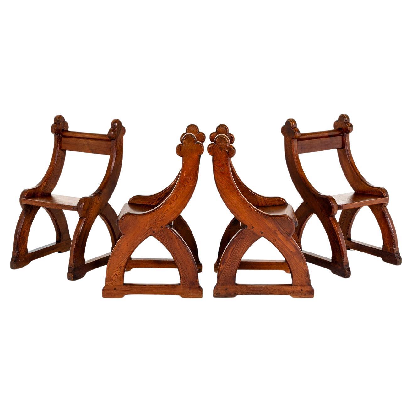 Quatre chaises d'autel en pin anglais de style néo-gothique