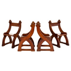 Quatre chaises d'autel en pin anglais de style néo-gothique