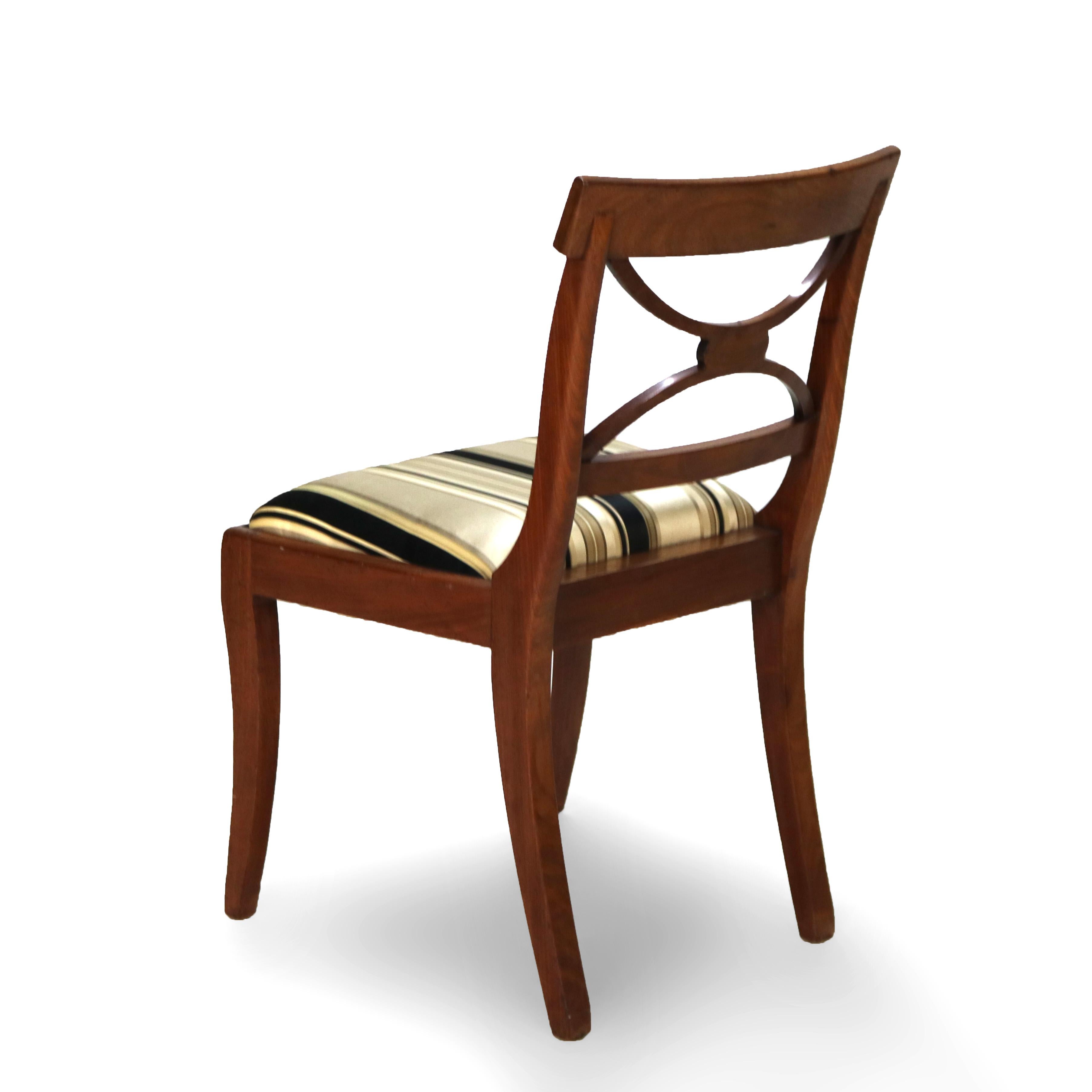 XIXe siècle Quatre chaises de salle à manger de style English Regency à dossier plat et incrustation d'ébène, vers 1830 en vente