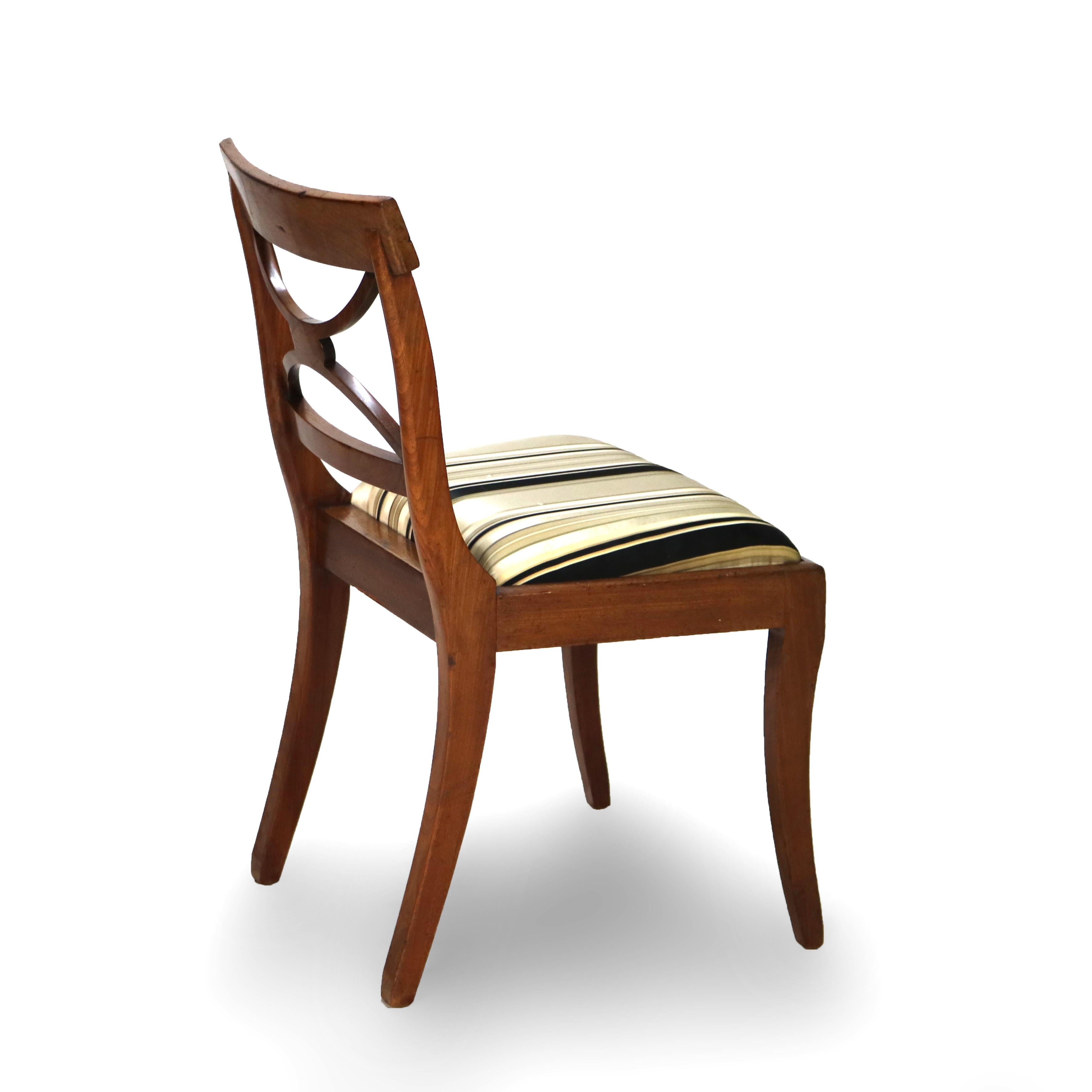 Ébène Quatre chaises de salle à manger de style English Regency à dossier plat et incrustation d'ébène, vers 1830 en vente