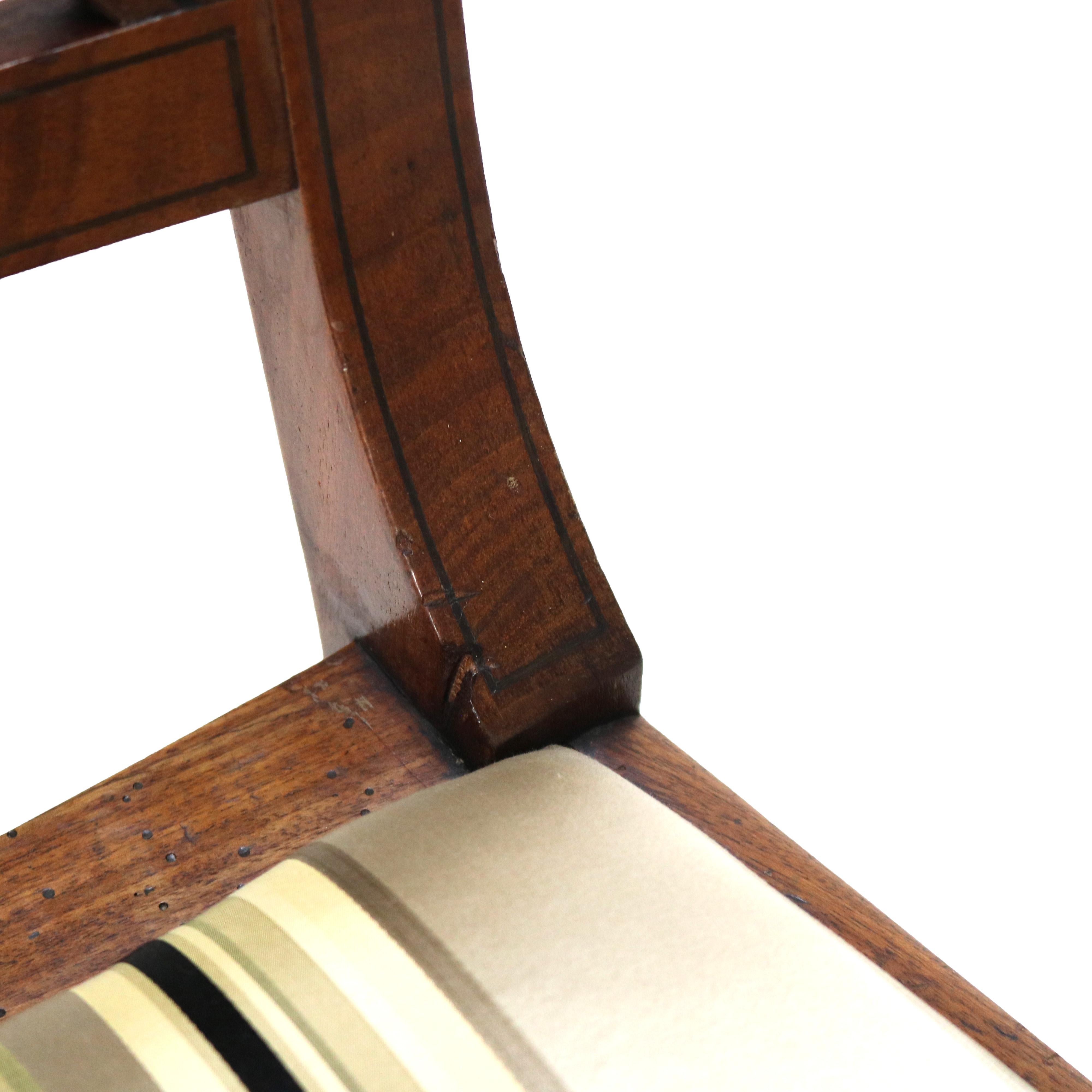 Quatre chaises de salle à manger de style English Regency à dossier plat et incrustation d'ébène, vers 1830 en vente 2
