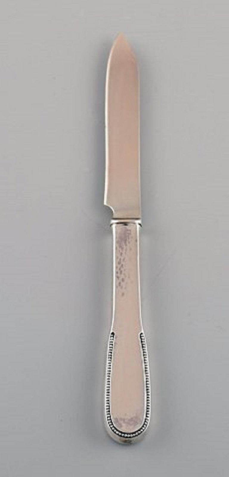 Four Evald Nielsen number 14 fruit knives in hammered silver, 1920s.
Measure: Length: 16.5 cm.
Stamped.
In excellent condition.
Our skilled Georg Jensen silversmith / goldsmith can polish all silver and gold so that it looks like new. The price