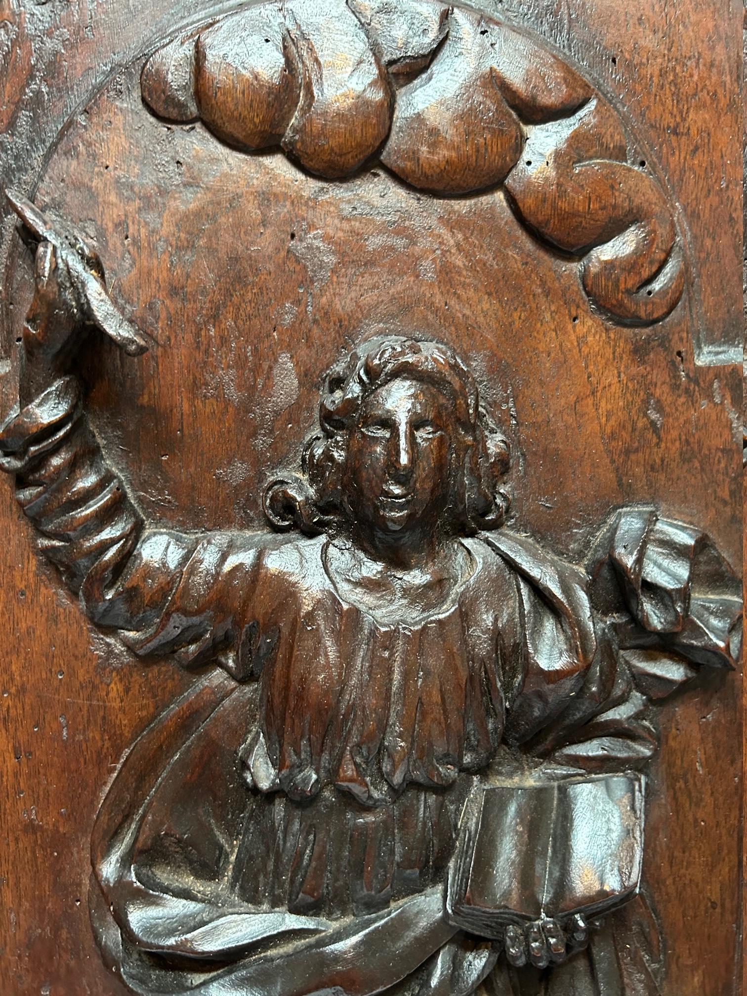 17th  Century Walnut French sculptures, depicting the Annunciation. For Sale 7