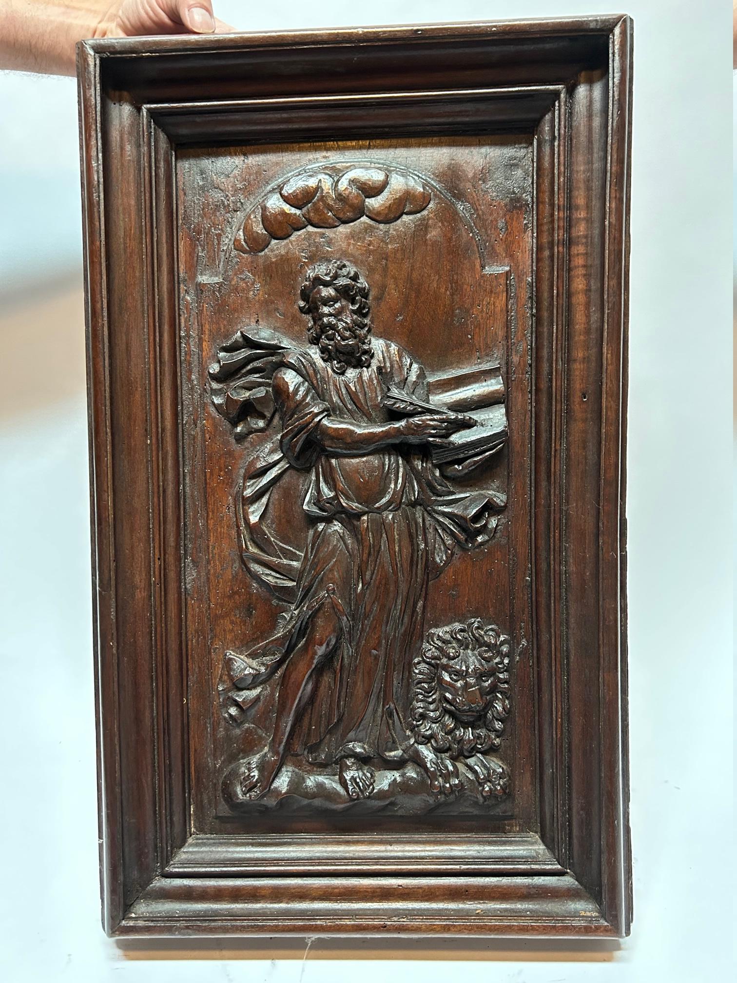 17th  Century Walnut French sculptures, depicting the Annunciation. For Sale 10