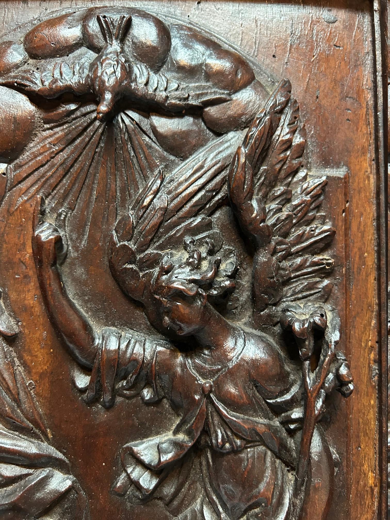 17th  Century Walnut French sculptures, depicting the Annunciation. In Fair Condition For Sale In Esbeek, NL