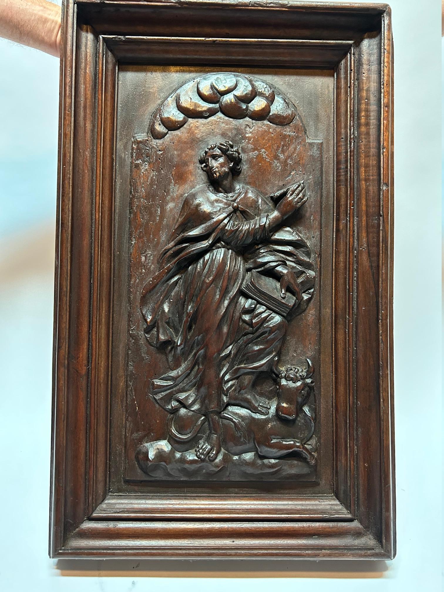 17th  Century Walnut French sculptures, depicting the Annunciation. For Sale 1
