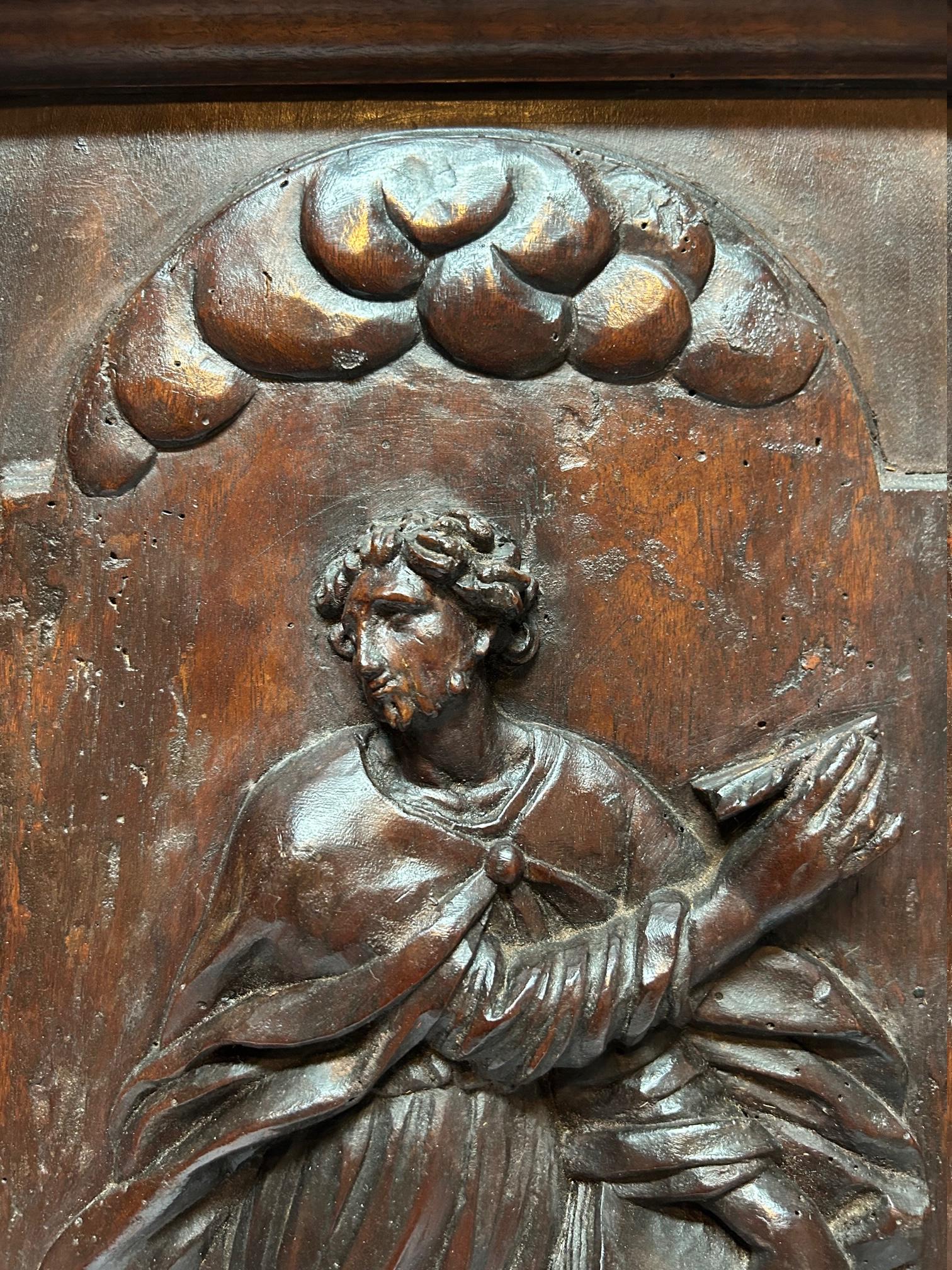 17th  Century Walnut French sculptures, depicting the Annunciation. For Sale 2