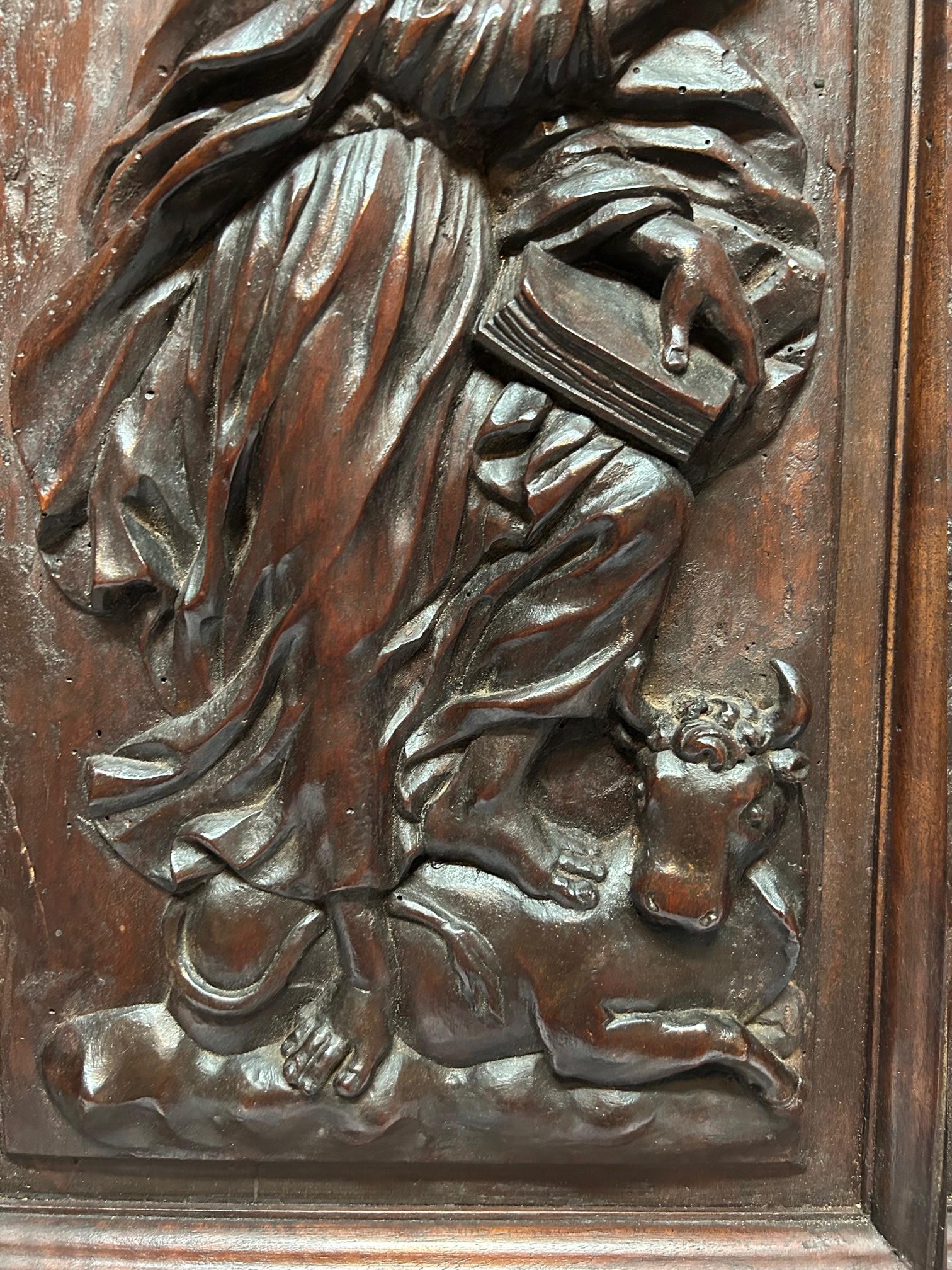 17th  Century Walnut French sculptures, depicting the Annunciation. For Sale 3