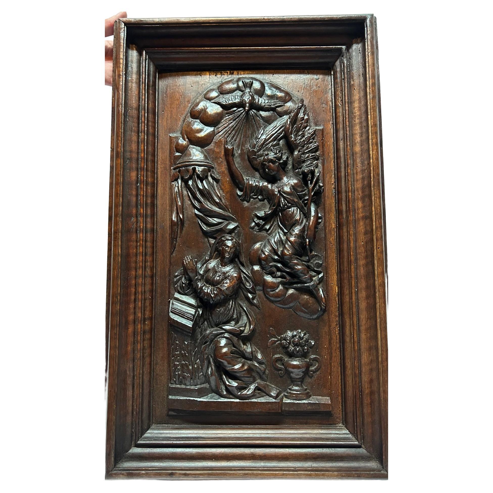 17th  Century Walnut French sculptures, depicting the Annunciation. For Sale