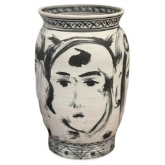 Edward Eberle Vier Gesichter '1993', Porzellan mit Terra Sigillata-Vase, signiert