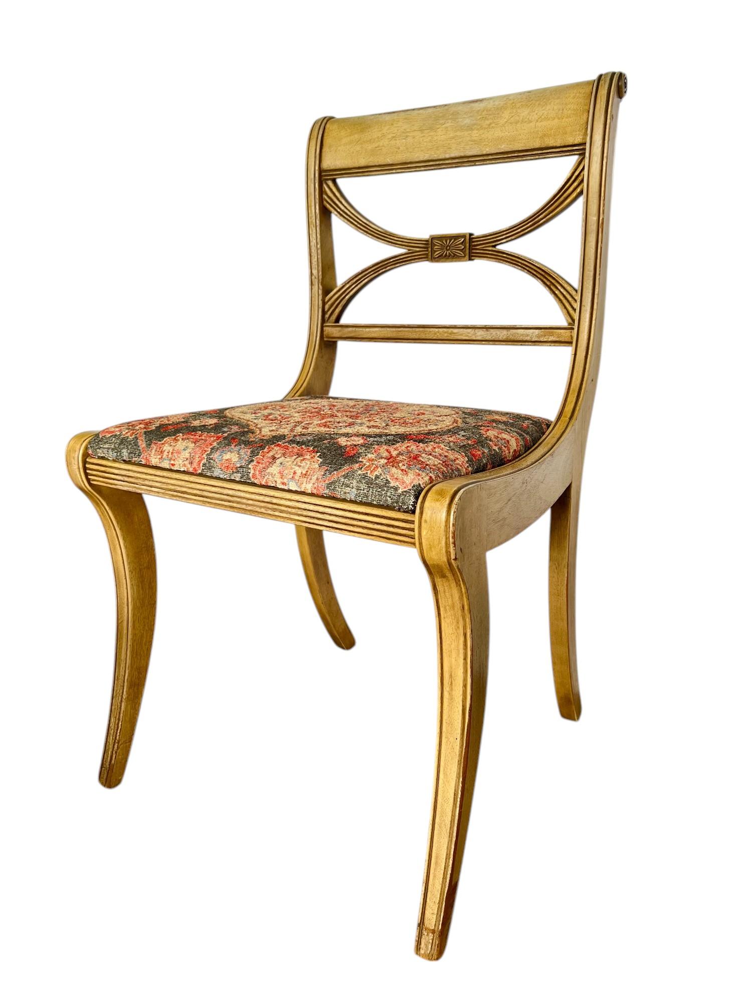Vier Drexel Travis Court-Esszimmerstühle im Federal-Stil, 1940er Jahre (Stoff) im Angebot