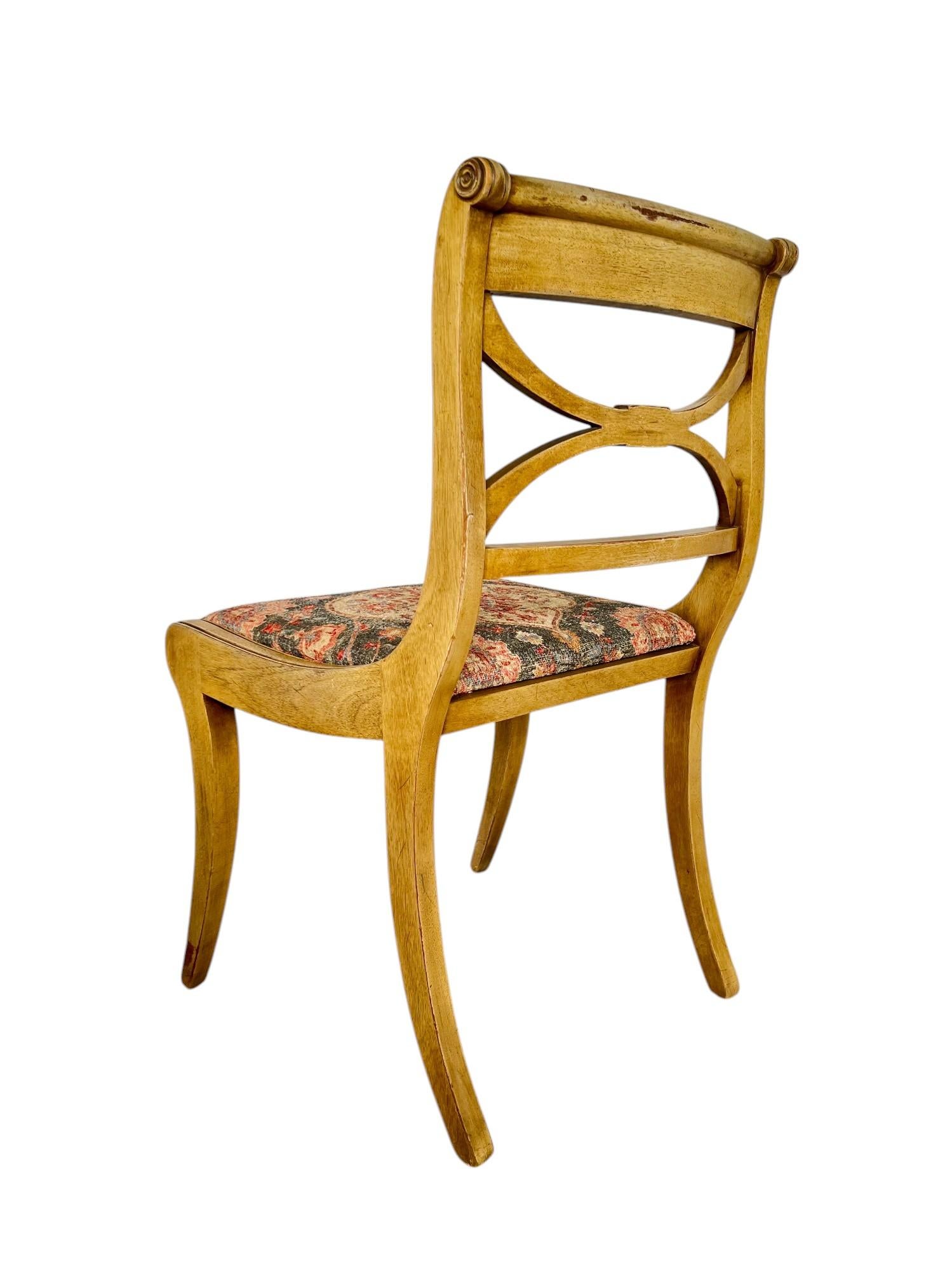Vier Drexel Travis Court-Esszimmerstühle im Federal-Stil, 1940er Jahre im Angebot 1