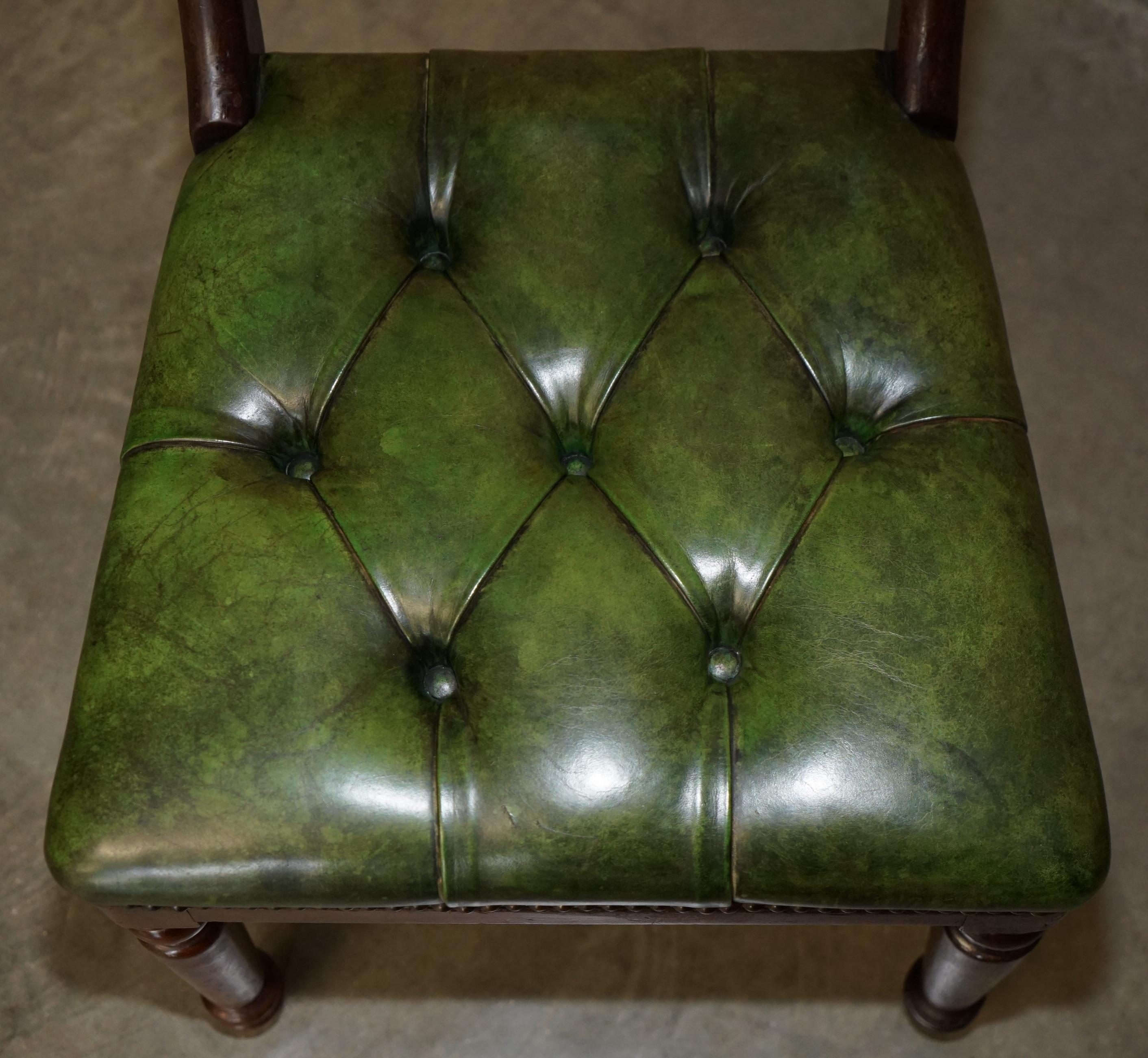 FOUR FiNE ANTIQUE VICTORIAN GREEN LEATHER HARDWOOD CHESTERFIELD DINING CHAIRS 4 For Sale 11
