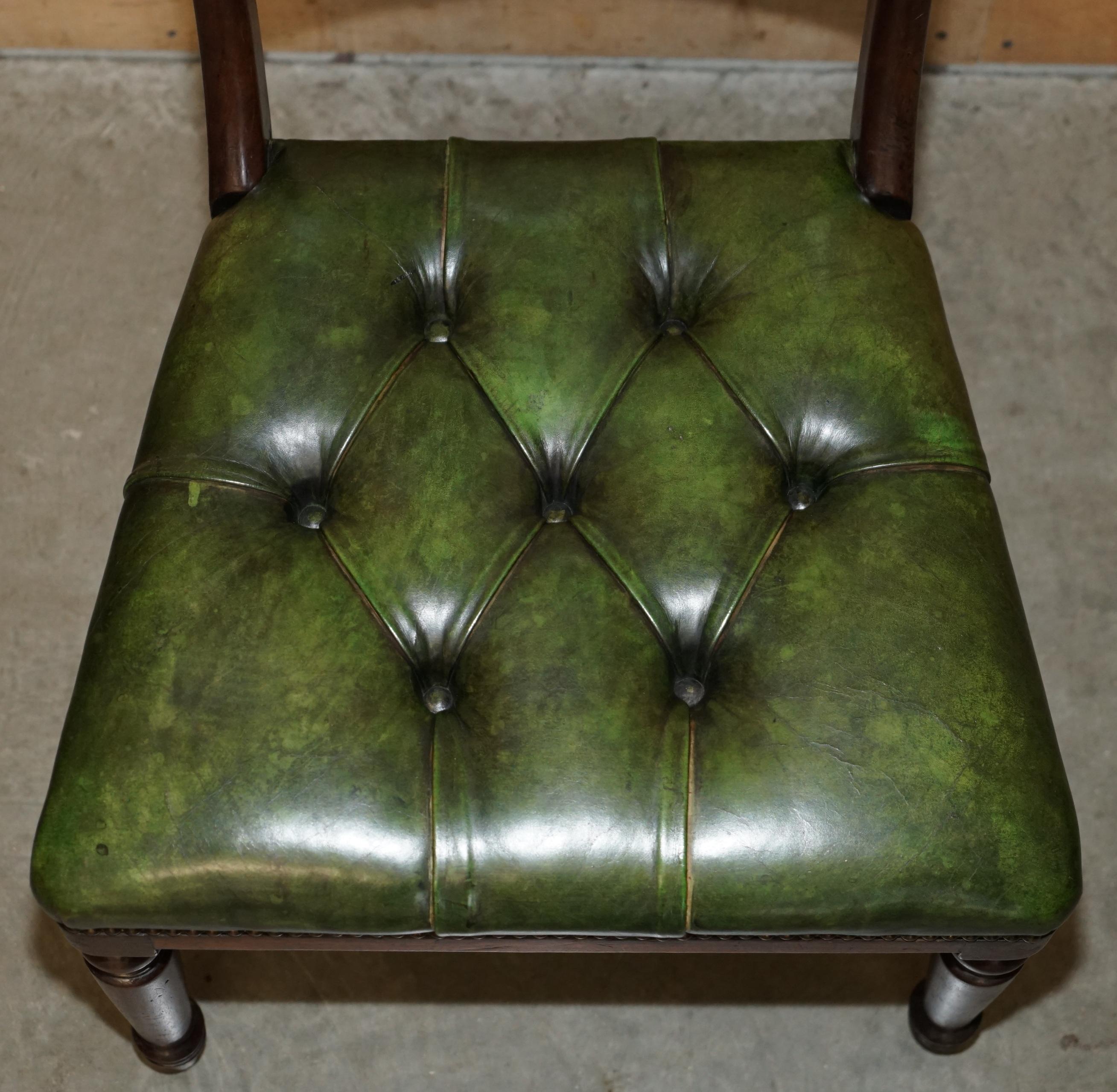 English FOUR FiNE ANTIQUE VICTORIAN GREEN LEATHER HARDWOOD CHESTERFIELD DINING CHAIRS 4 For Sale