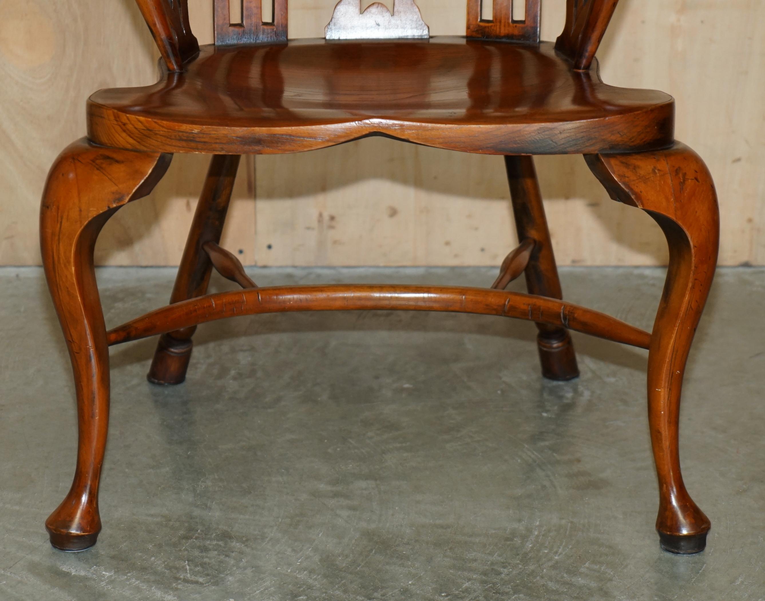 VIER FINE VOLLSTÄNDIG RESTORIERTE GOTHIC WINDSOR STEEPLE BACK BURR YEW & ELM ARMCHAIRS im Angebot 2