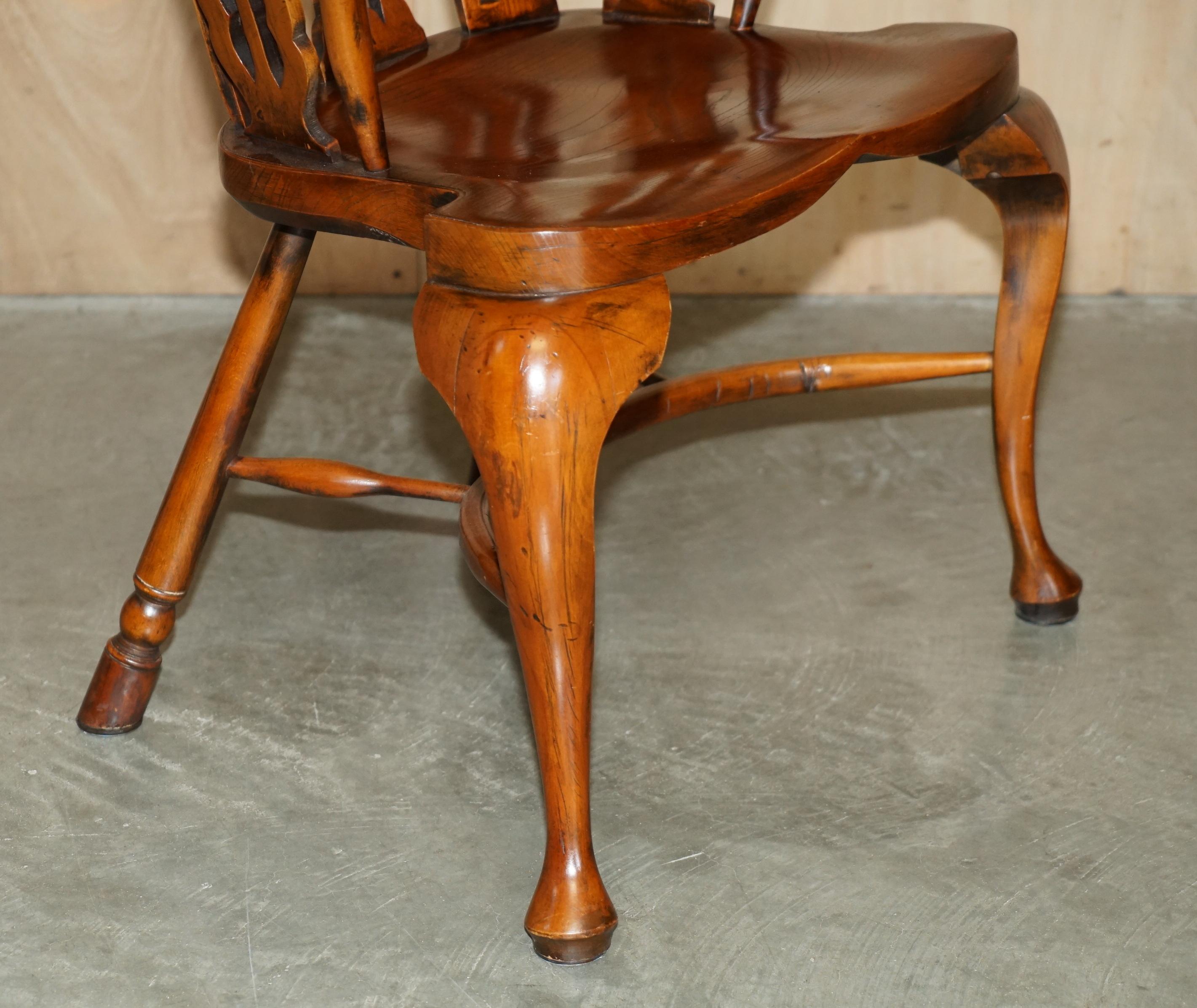 VIER FINE VOLLSTÄNDIG RESTORIERTE GOTHIC WINDSOR STEEPLE BACK BURR YEW & ELM ARMCHAIRS im Angebot 3