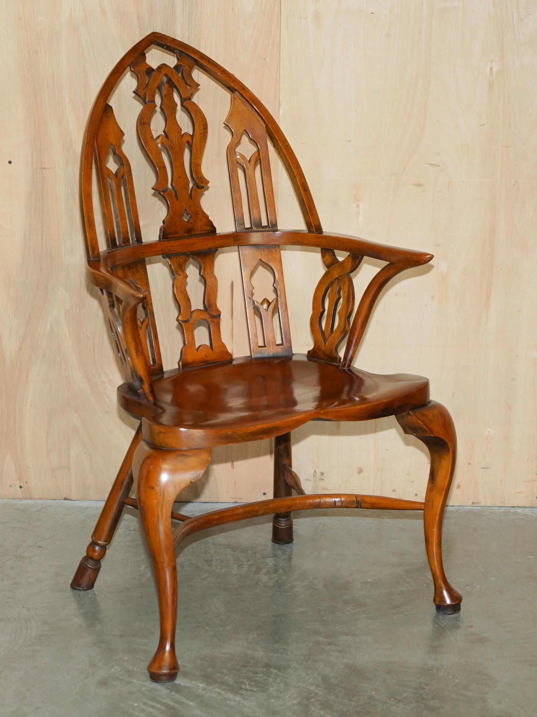 Royal House Antiques freut sich, diese sehr schöne Suite von vier vollständig restaurierten Sesseln aus Eibe und Ulme im gotischen Vintage-Stil mit steiler Rückenlehne aus Windsor zum Verkauf anzubieten. 

Bitte beachten Sie die Liefergebühr