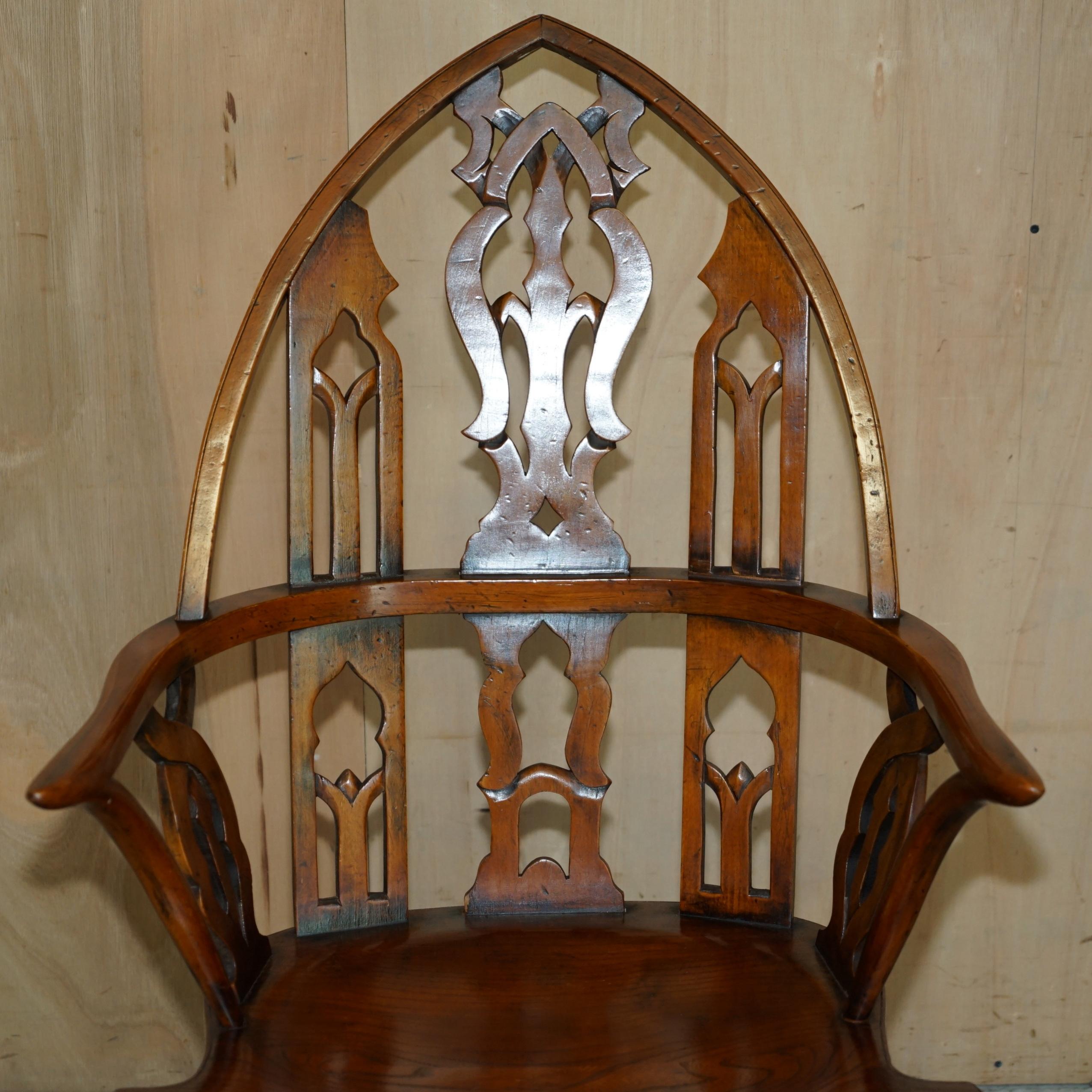 VIER FINE VOLLSTÄNDIG RESTORIERTE GOTHIC WINDSOR STEEPLE BACK BURR YEW & ELM ARMCHAIRS (Englisch) im Angebot