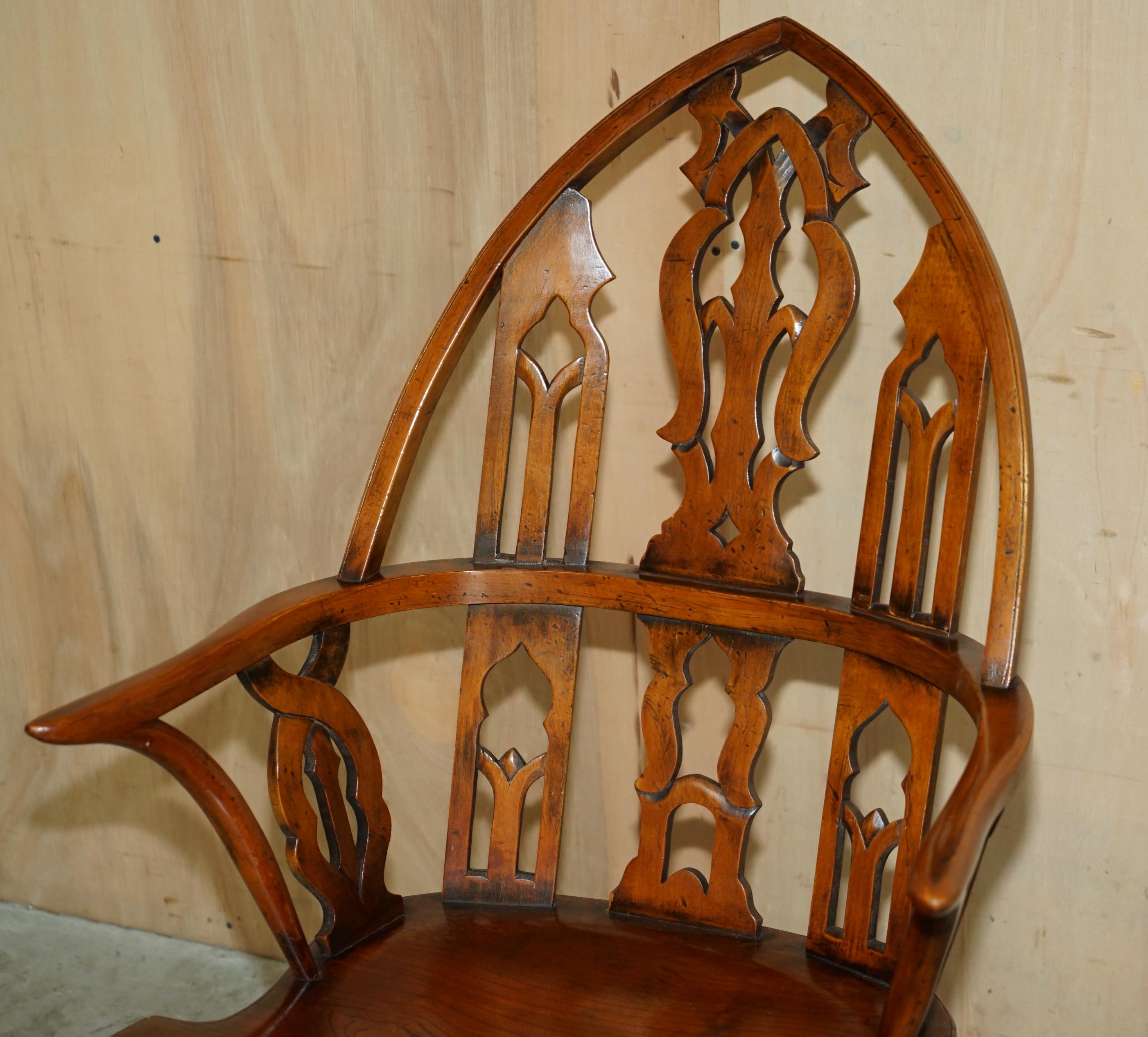 VIER FINE VOLLSTÄNDIG RESTORIERTE GOTHIC WINDSOR STEEPLE BACK BURR YEW & ELM ARMCHAIRS (Handgefertigt) im Angebot