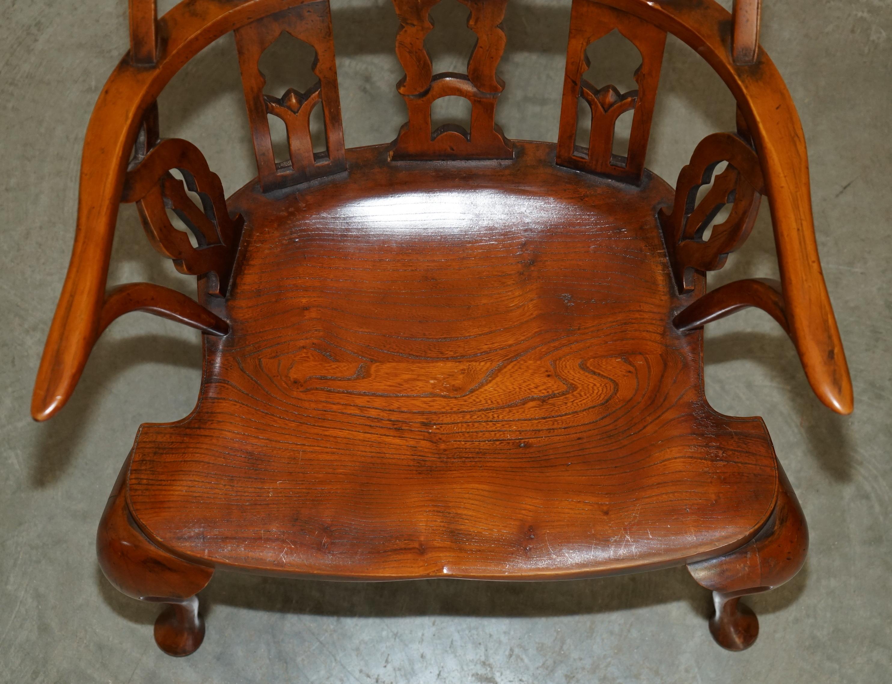 VIER FINE VOLLSTÄNDIG RESTORIERTE GOTHIC WINDSOR STEEPLE BACK BURR YEW & ELM ARMCHAIRS (20. Jahrhundert) im Angebot