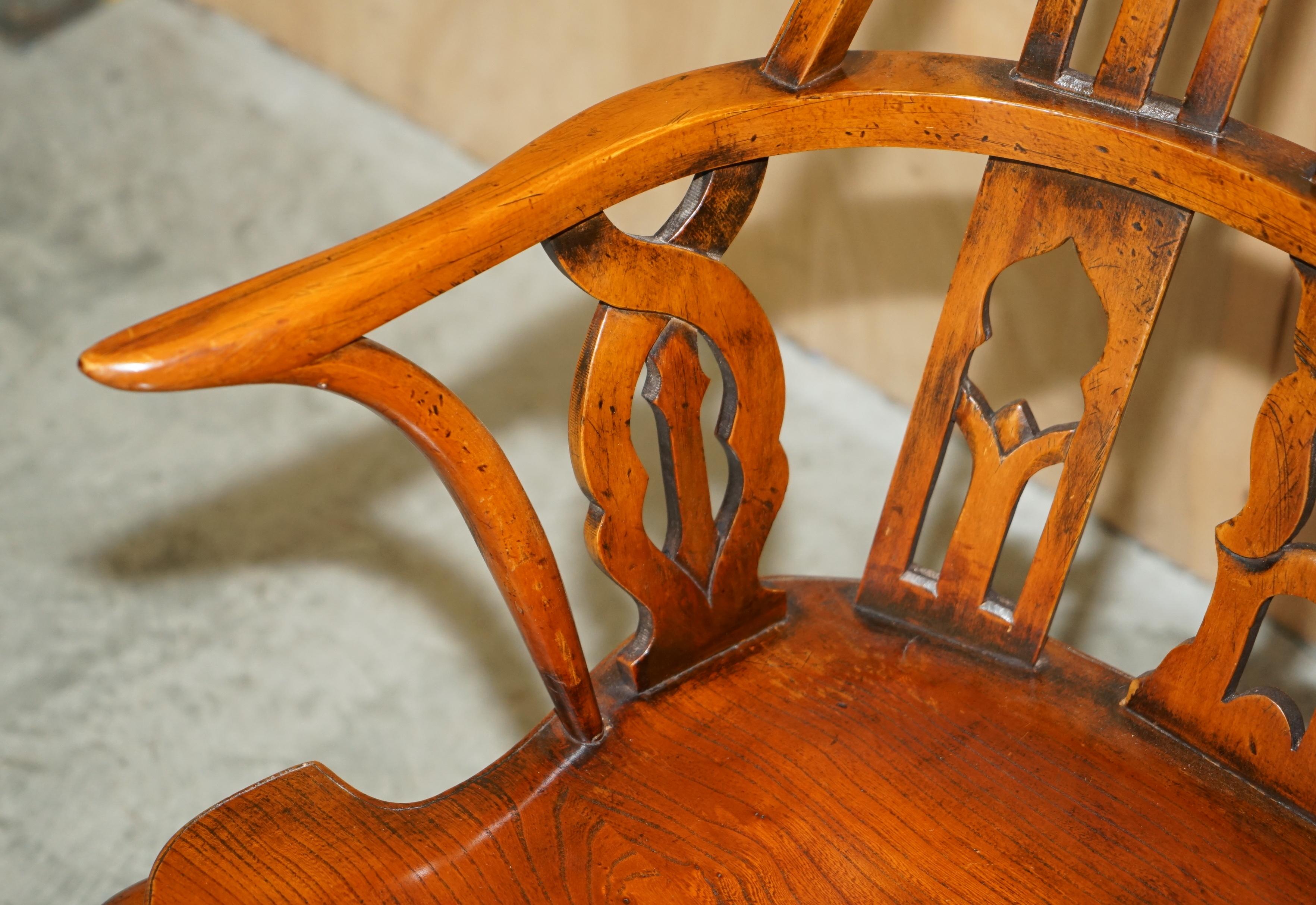 VIER FINE VOLLSTÄNDIG RESTORIERTE GOTHIC WINDSOR STEEPLE BACK BURR YEW & ELM ARMCHAIRS im Angebot 1