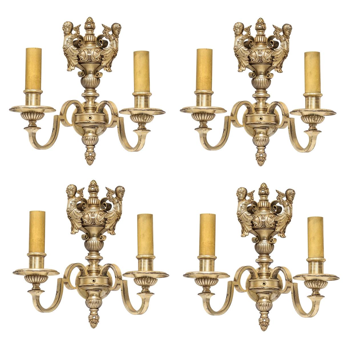 Cuatro candelabros de dos luces de bronce plateado francés de gran calidad