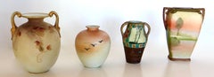Quatre vases "Nippon" de belle qualité (Moriage) ; dynastie Meiji, Japon. Vers 1910.