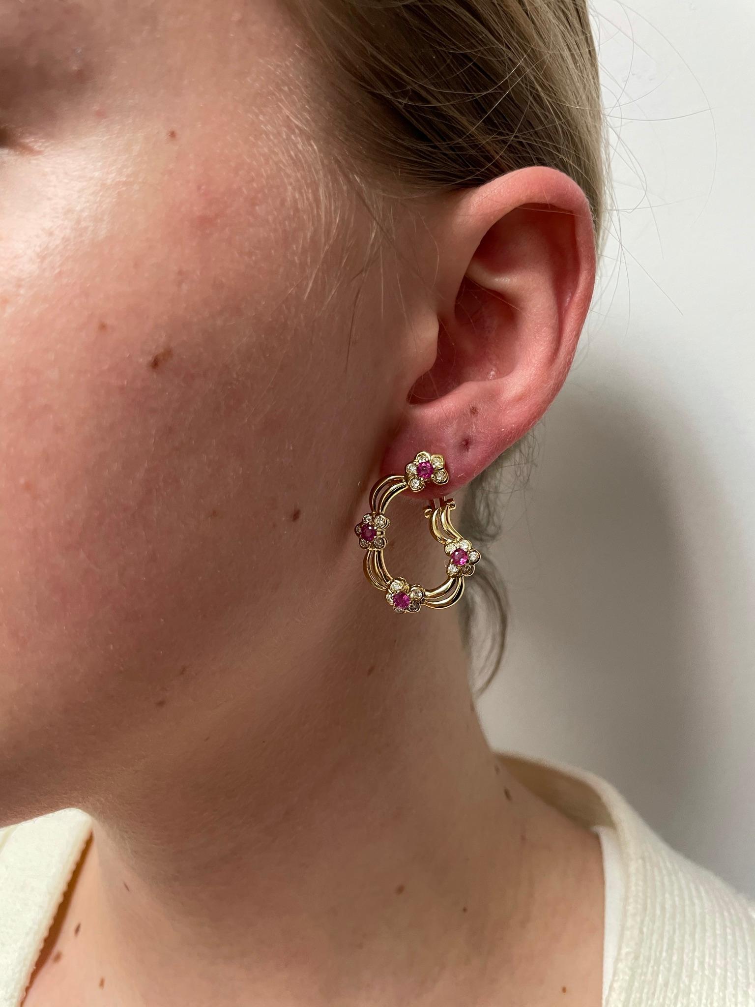 Vier florale Blumen-Rubin- und Diamant-Ohrclips aus 18 Karat Gelbgold mit Blumenmuster für Damen oder Herren