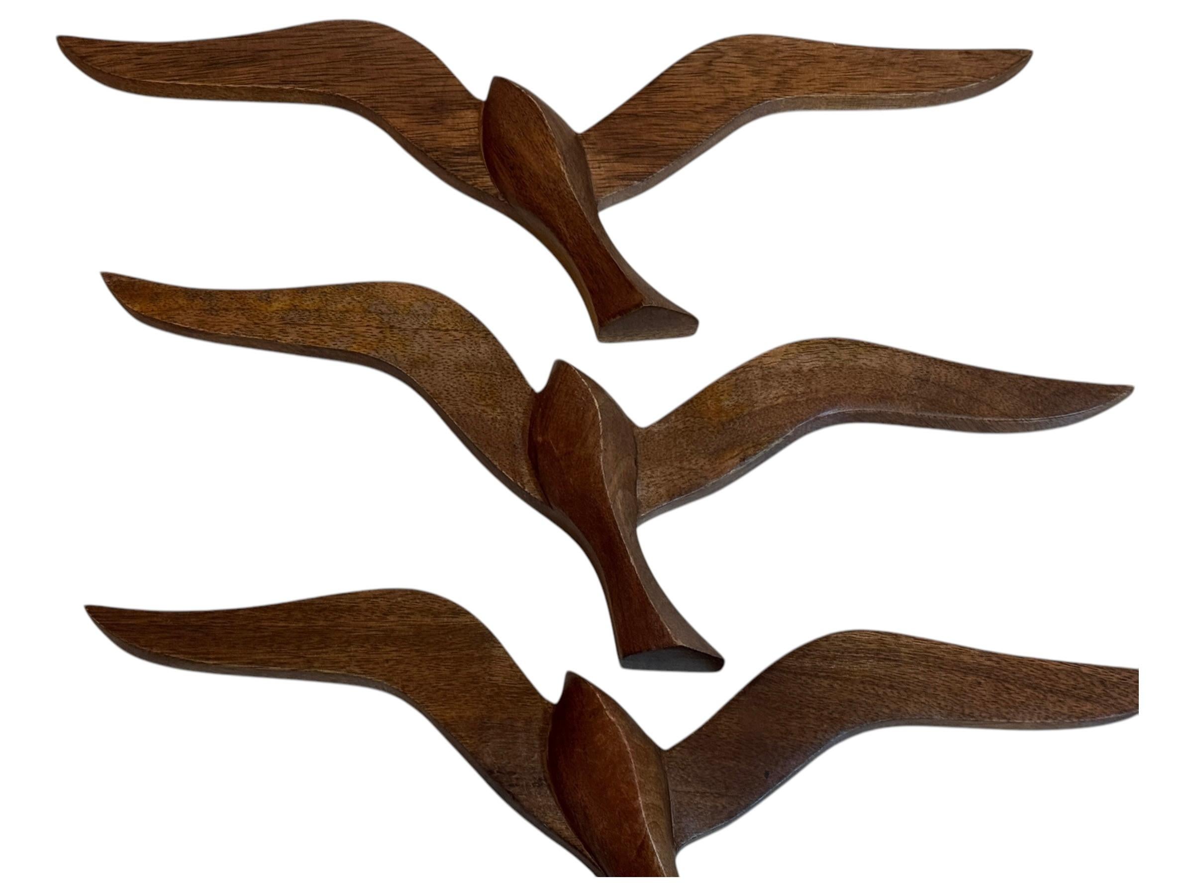 Satz von vier schönen fliegenden Schwalben aus Holz als Wanddekoration. Jedes von ihnen wäre ein schönes Ornament an einer Wand. Sie sind mit etwas Patina und sind eine ausgezeichnete Handwerkskunst. Sie stammt aus den 1960er Jahren und zeigt die