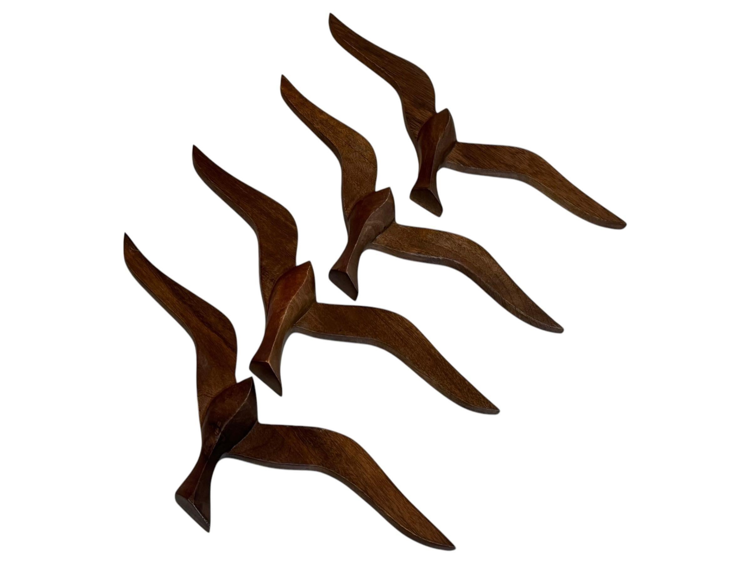 Vier fliegende Schwalben, Vögel, Holz, Mid-Century-Wandschmuck, Vintage, 1960er Jahre (Moderne der Mitte des Jahrhunderts) im Angebot