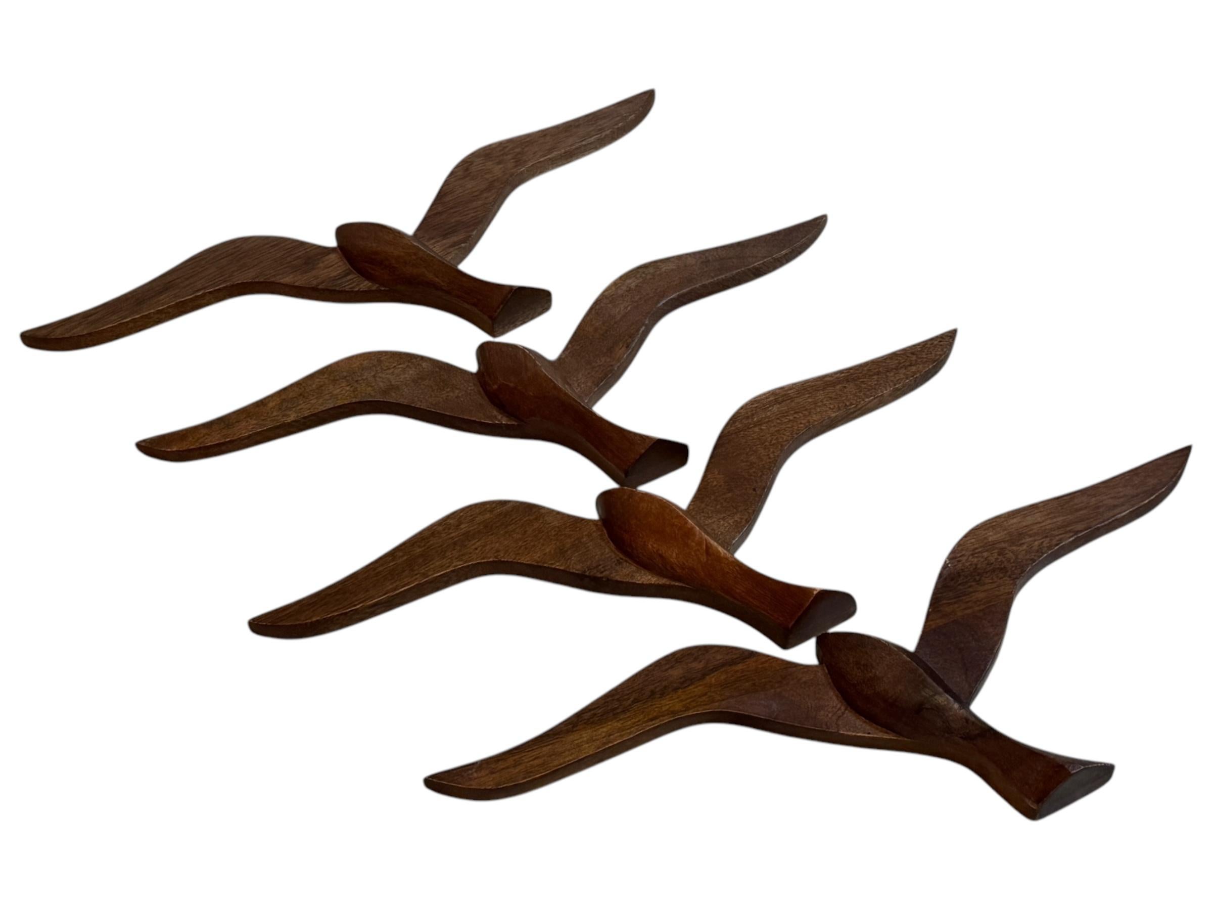 Vier fliegende Schwalben, Vögel, Holz, Mid-Century-Wandschmuck, Vintage, 1960er Jahre (Schwedisch) im Angebot