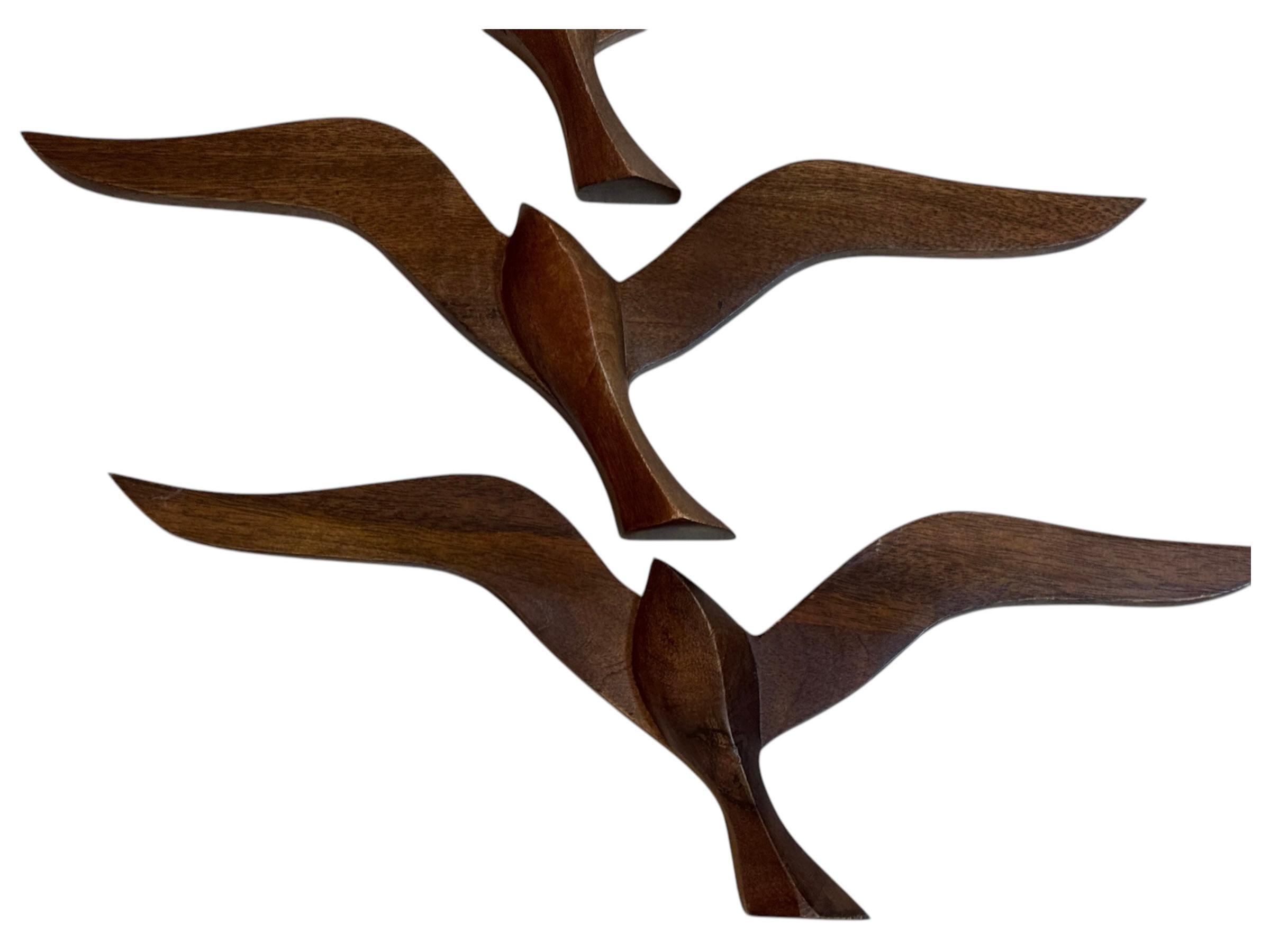 Vier fliegende Schwalben, Vögel, Holz, Mid-Century-Wandschmuck, Vintage, 1960er Jahre im Zustand „Gut“ im Angebot in Nuernberg, DE
